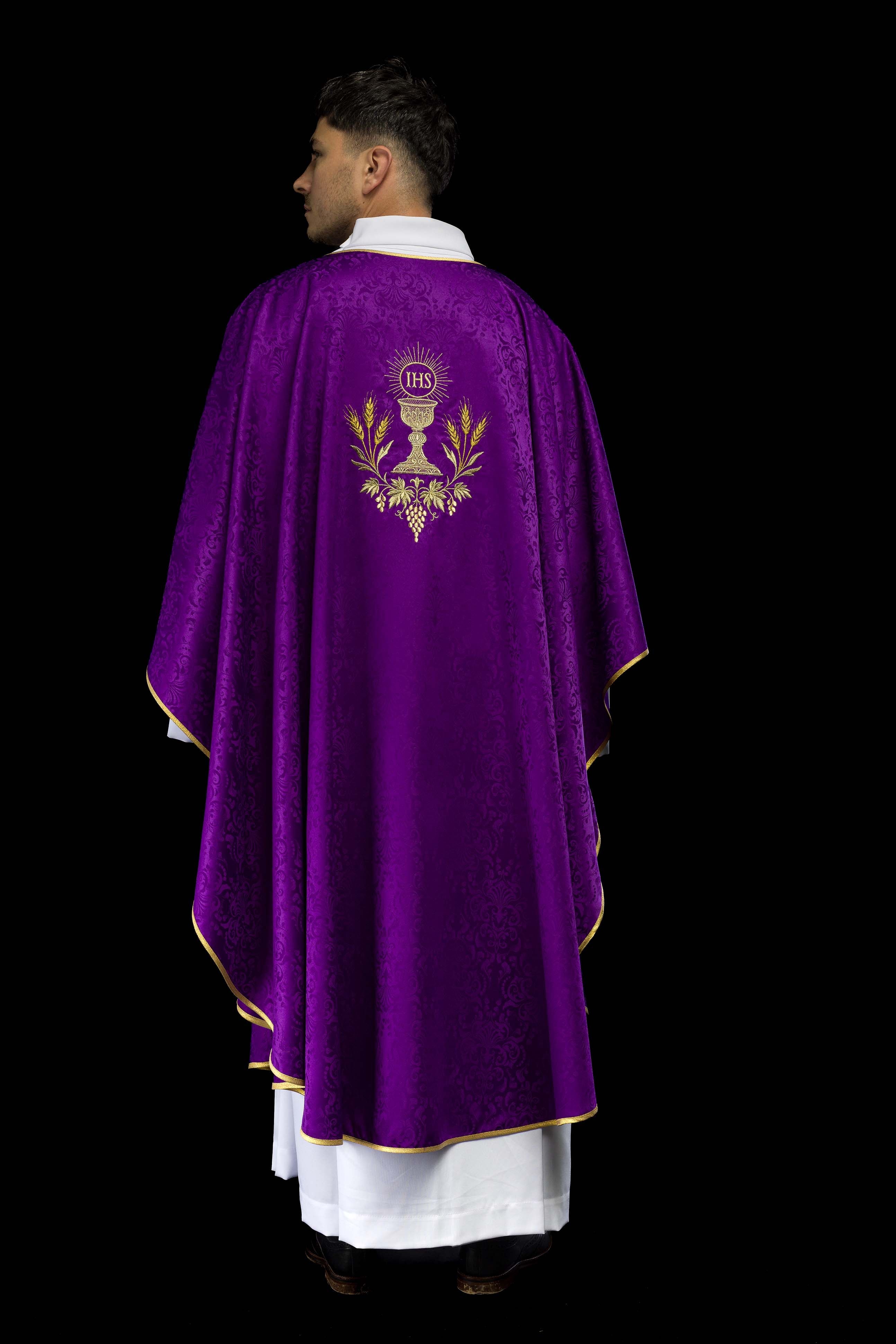 Casulla litúrgica morada con bordado de cáliz y hostia en tejido jacquard