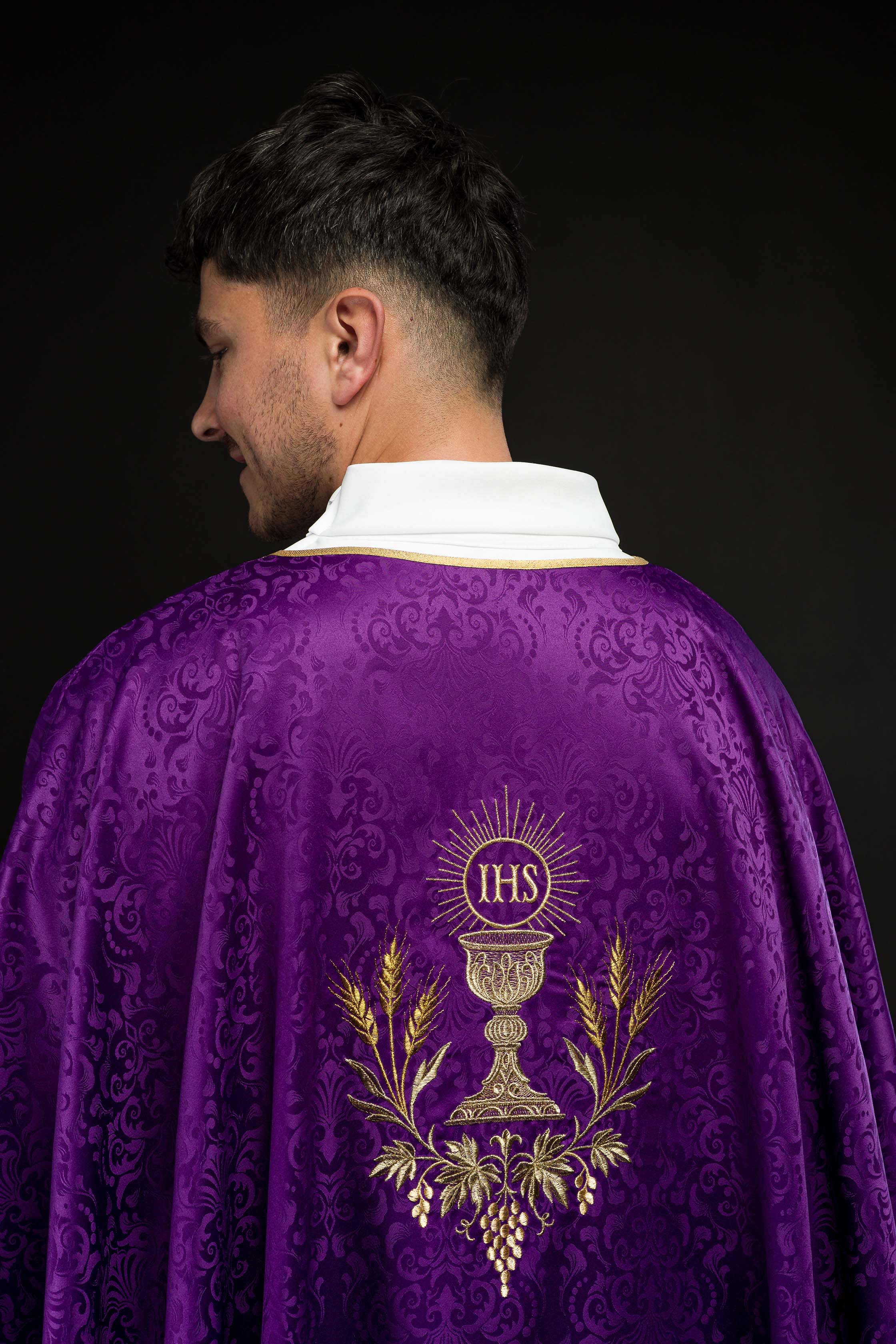Casulla litúrgica morada con bordado de cáliz y hostia en tejido jacquard