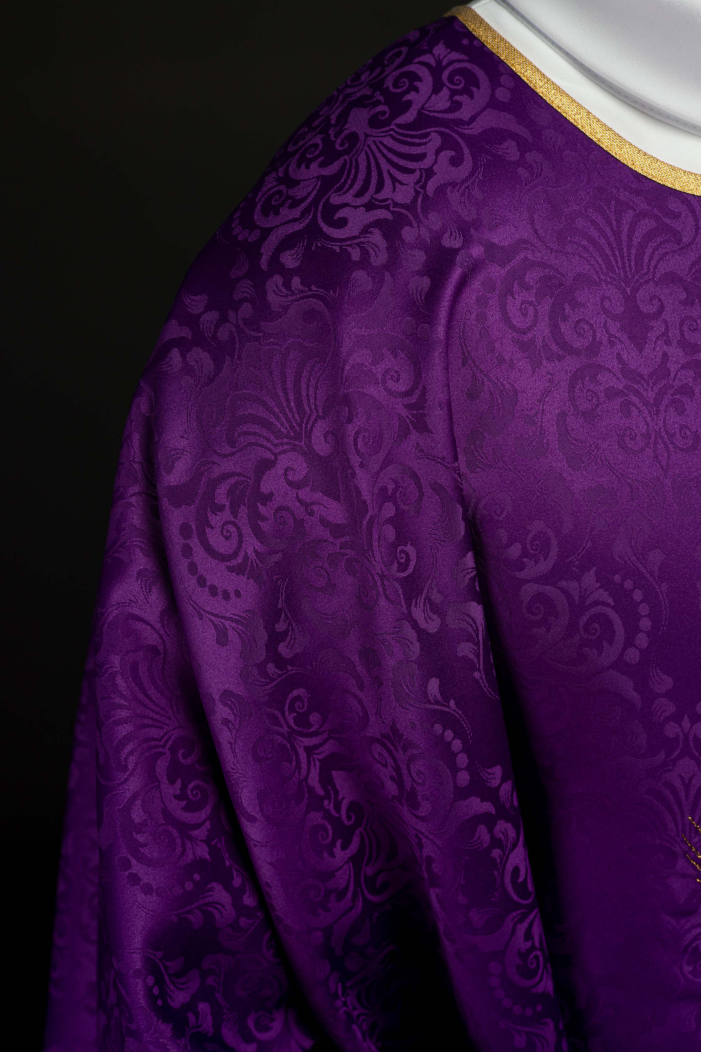 Casulla litúrgica morada con bordado de cáliz y hostia en tejido jacquard