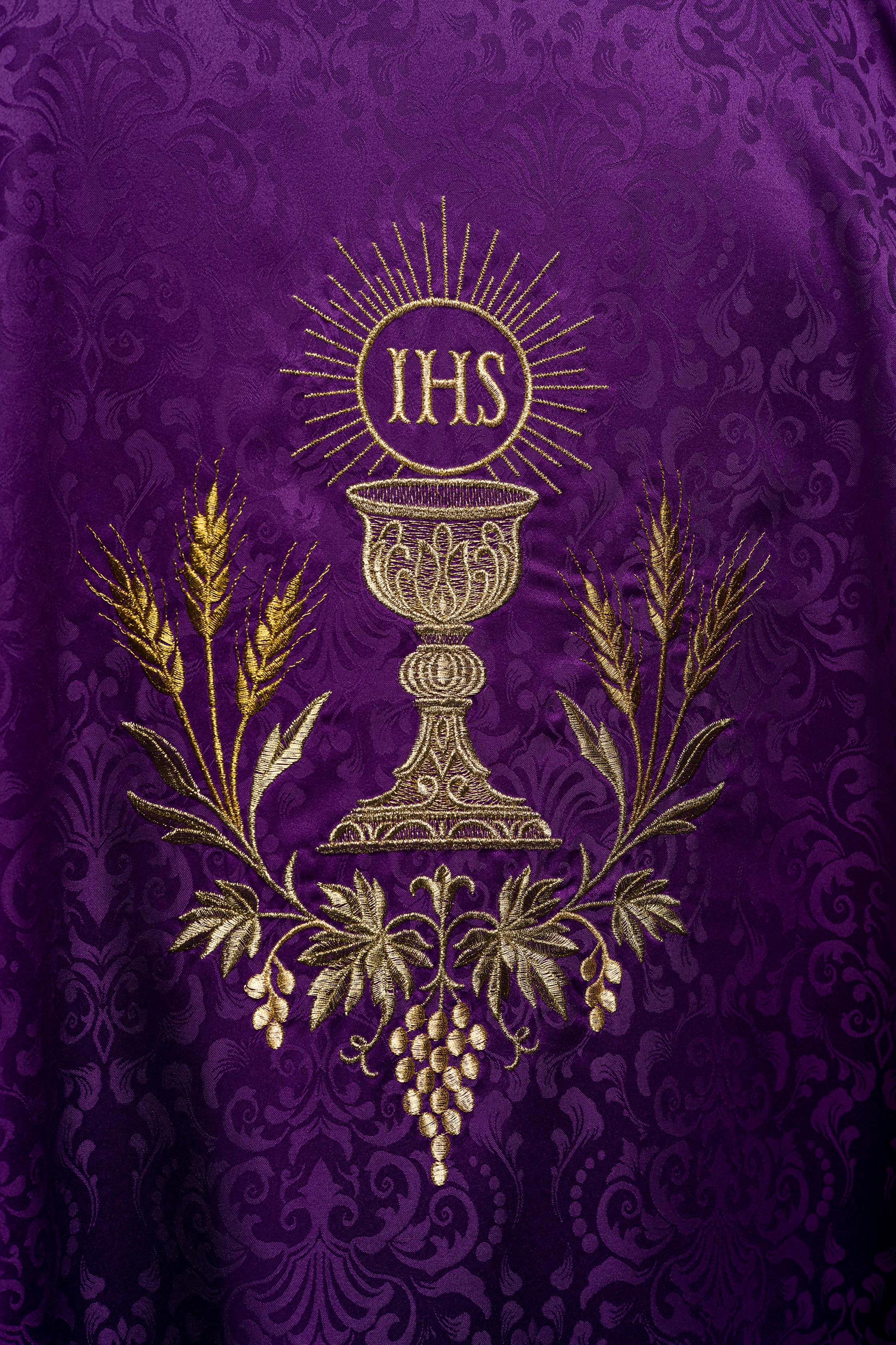 Casulla litúrgica morada con bordado de cáliz y hostia en tejido jacquard