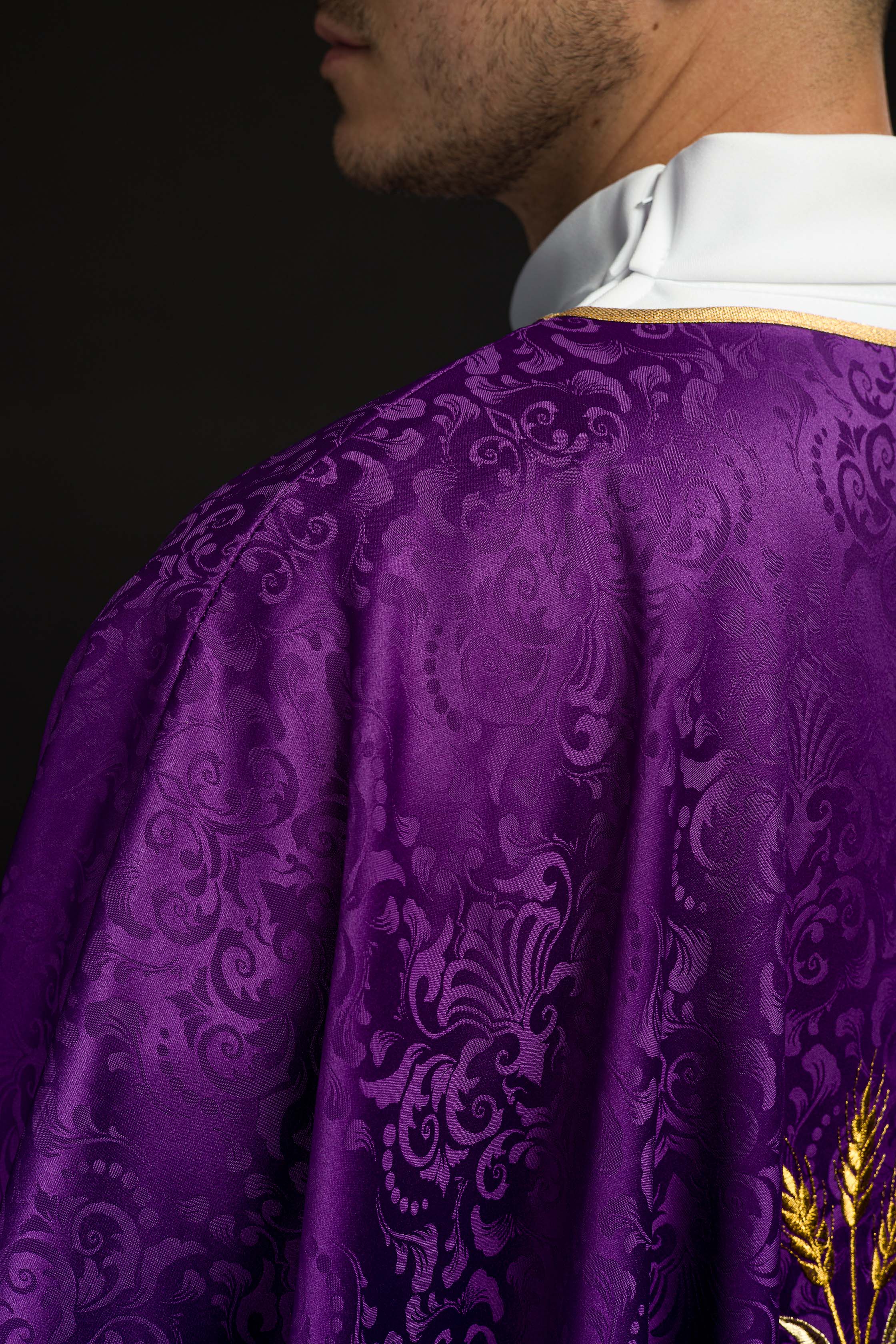 Casulla litúrgica morada con bordado de cáliz y hostia en tejido jacquard