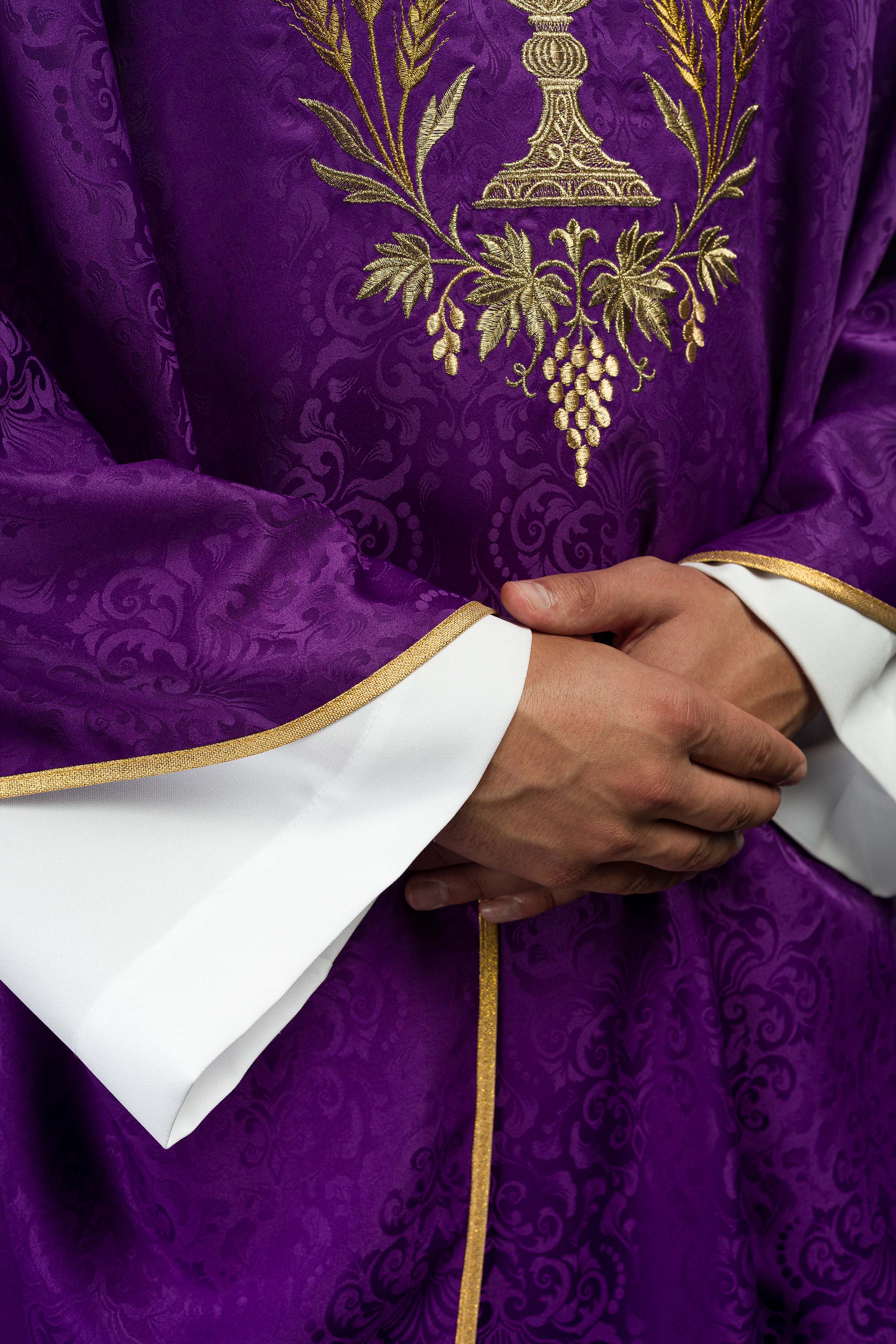 Casulla litúrgica morada con bordado de cáliz y hostia en tejido jacquard