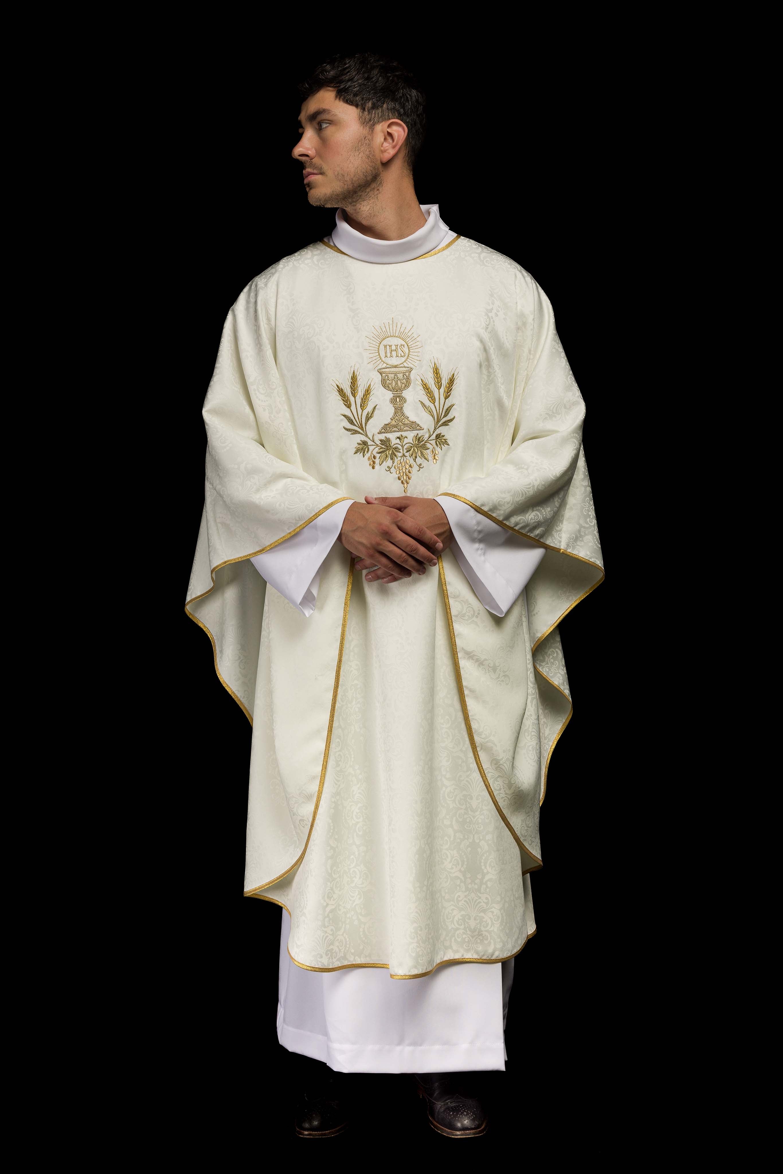 Casulla litúrgica écru con bordado de cáliz y hostia sobre tela jacquard