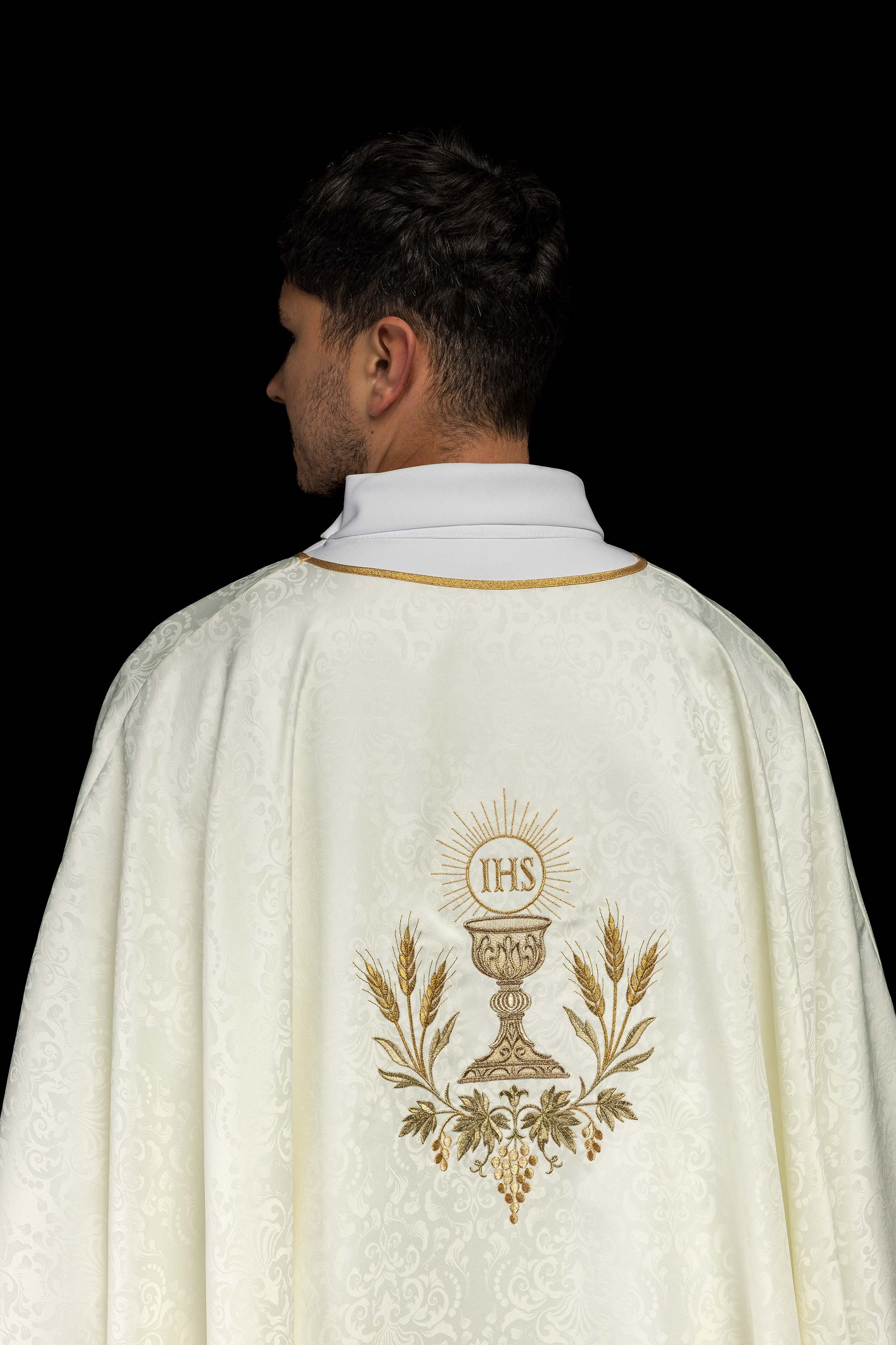 Casulla litúrgica écru con bordado de cáliz y hostia sobre tela jacquard