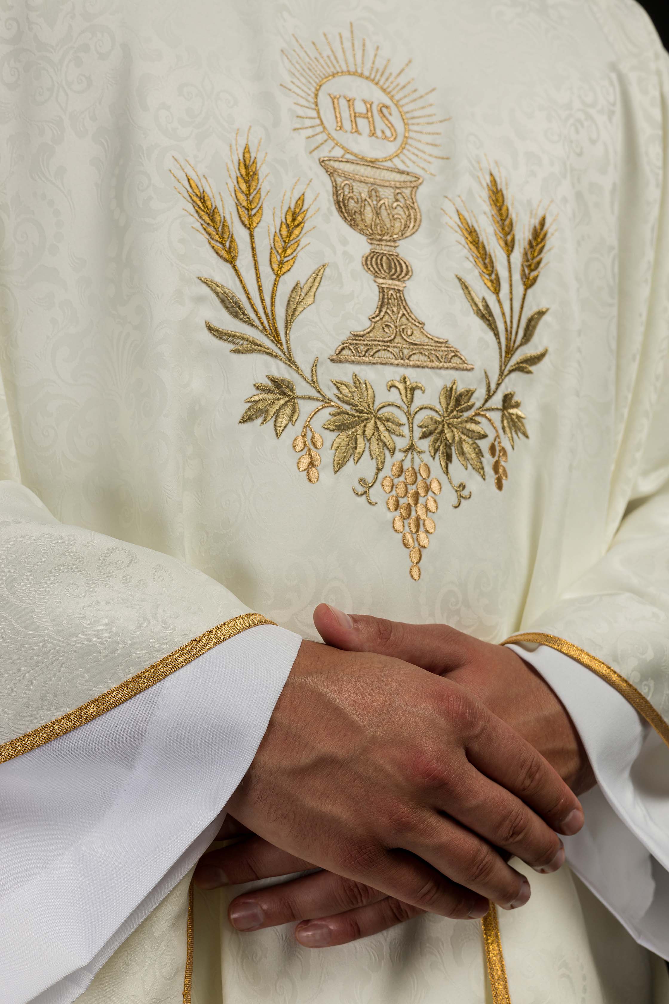 Casulla litúrgica écru con bordado de cáliz y hostia sobre tela jacquard
