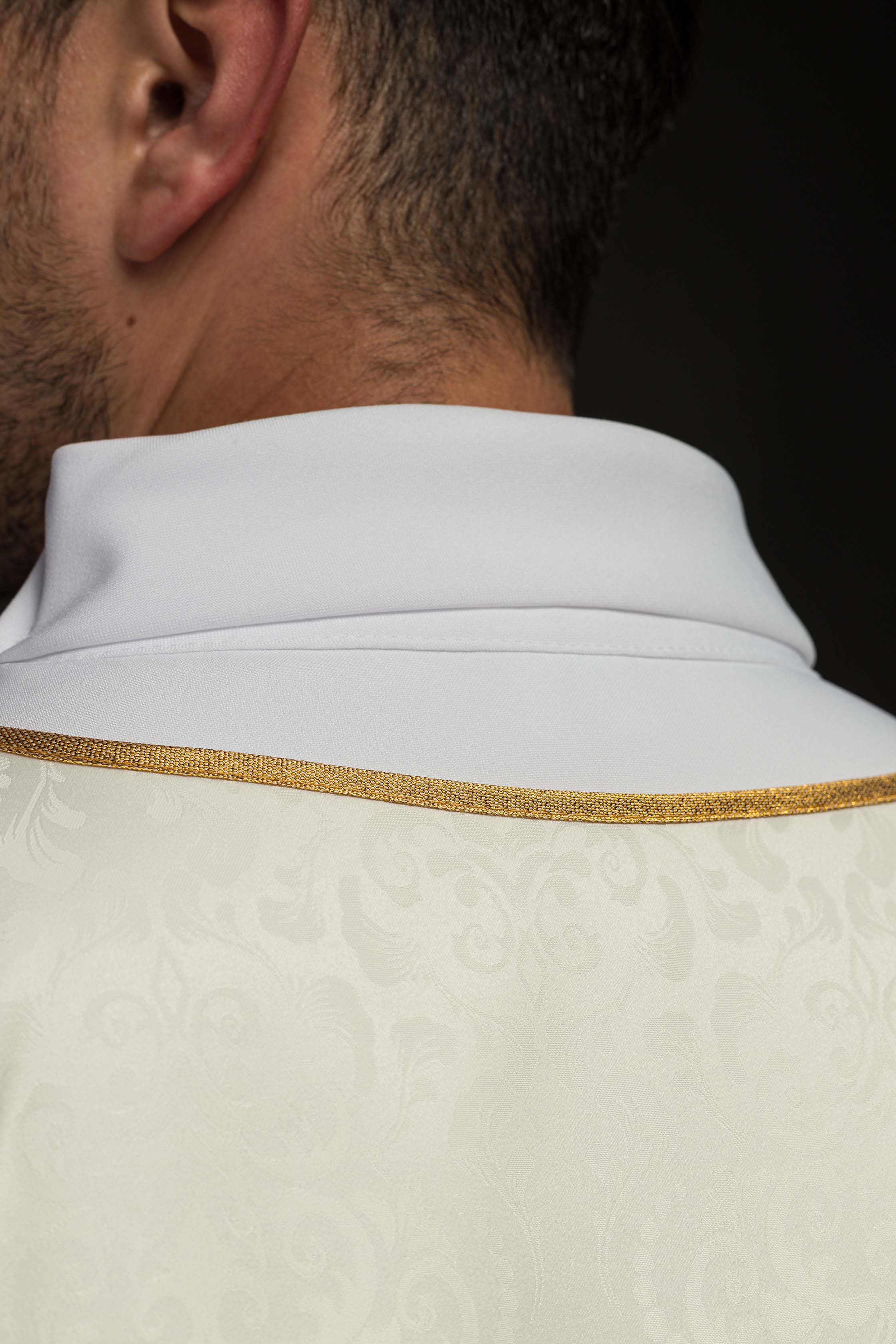 Casulla litúrgica écru con bordado de cáliz y hostia sobre tela jacquard