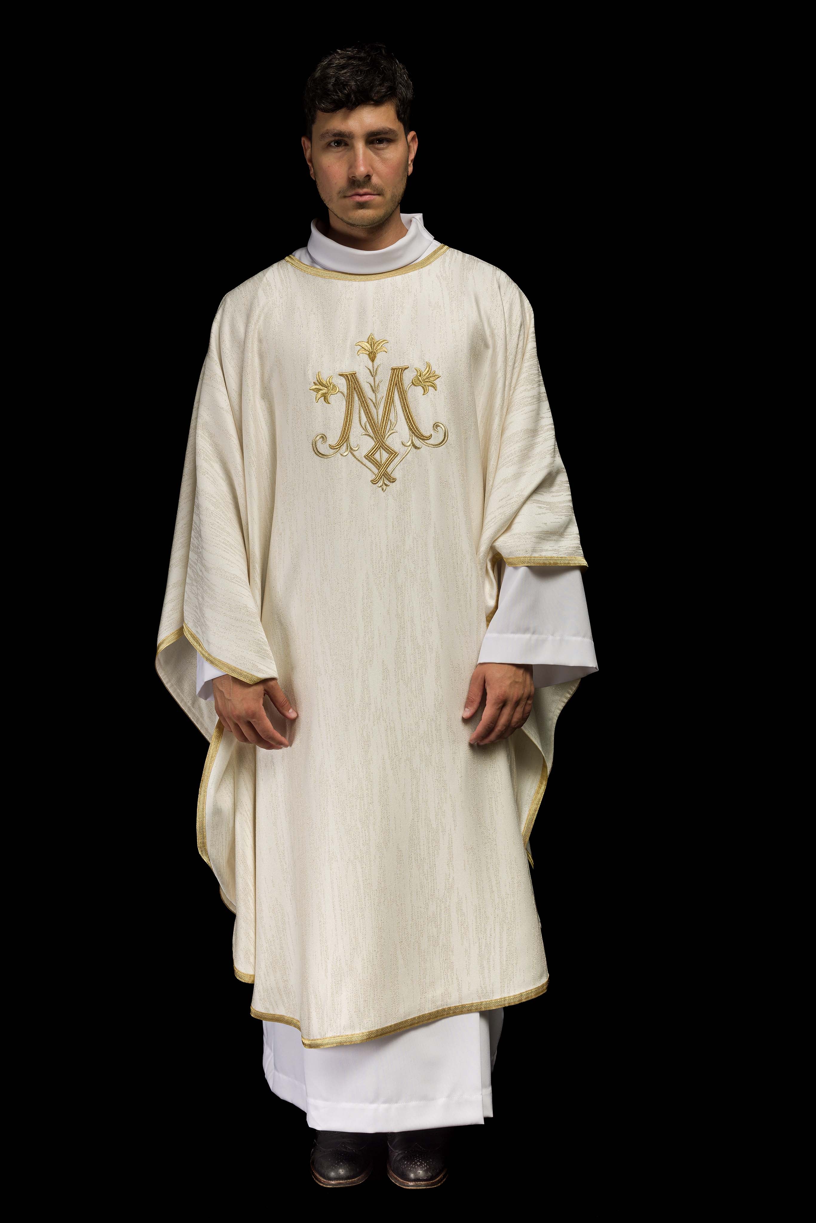 Casulla color ecru con motivo mariano bordado en tejido decorativo