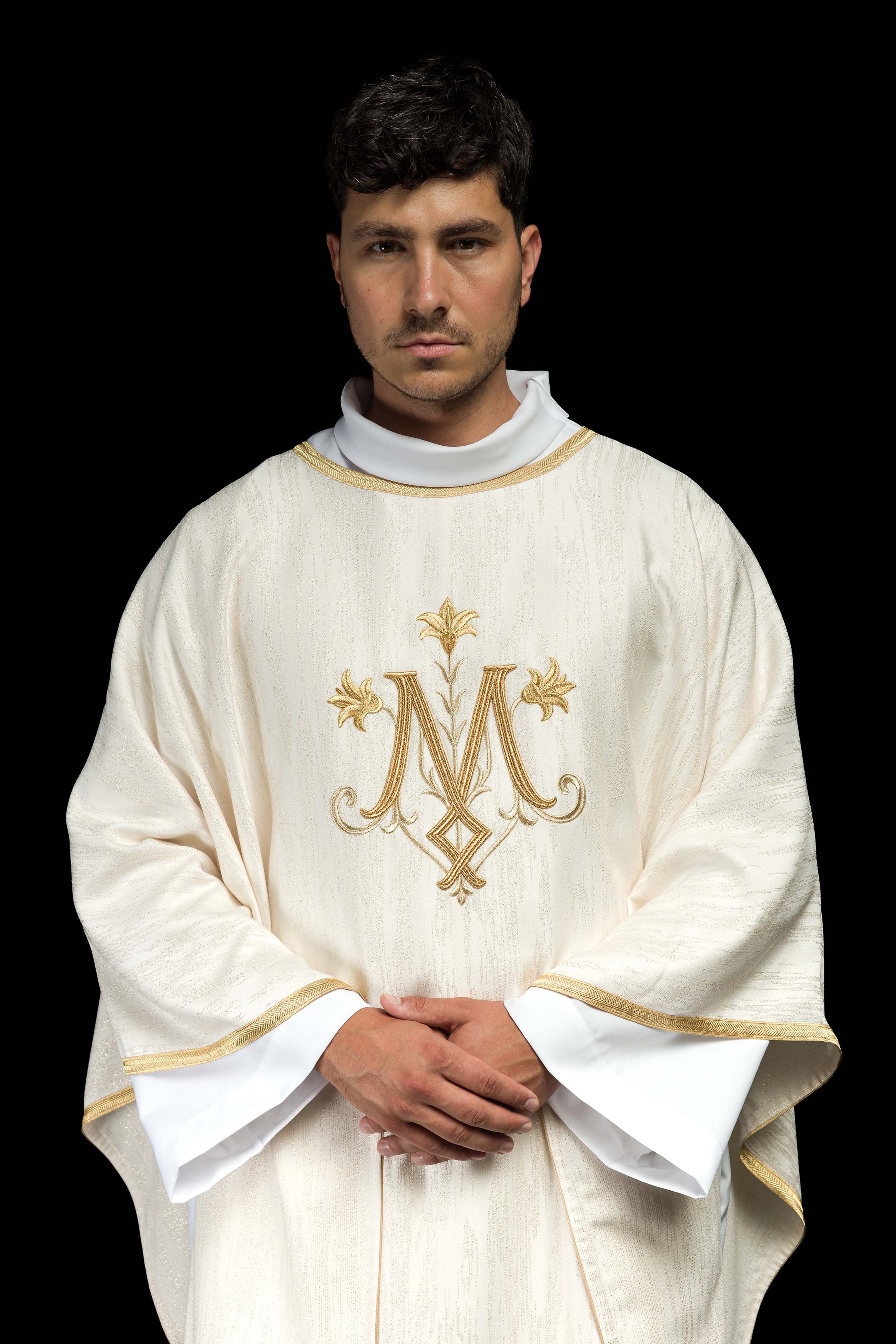 Casulla color ecru con motivo mariano bordado en tejido decorativo