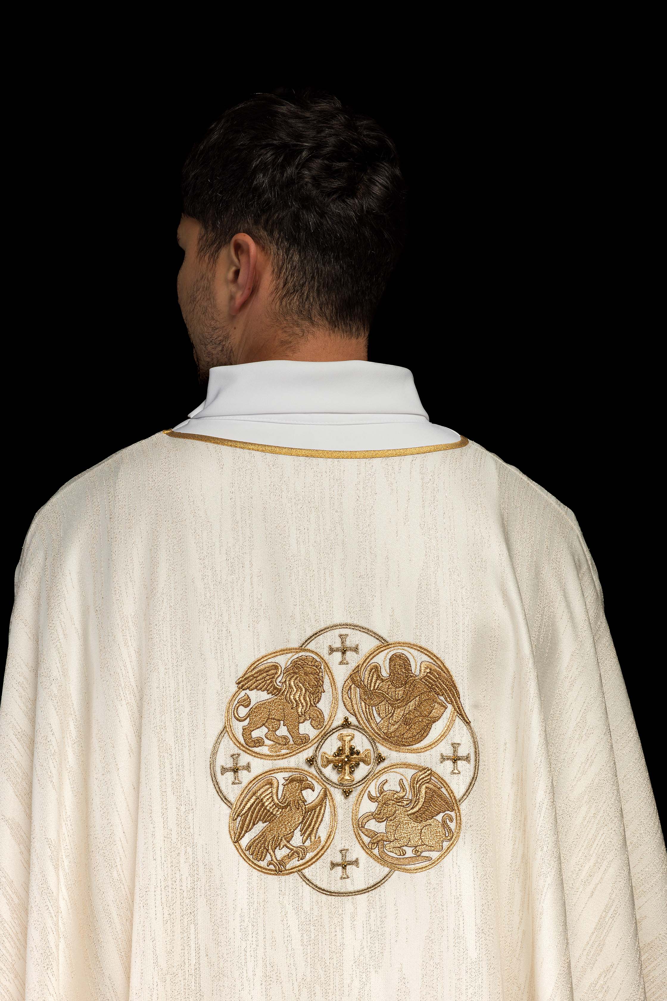 Casulla color ecru con bordado de los 4 Evangelistas sobre tela decorativa