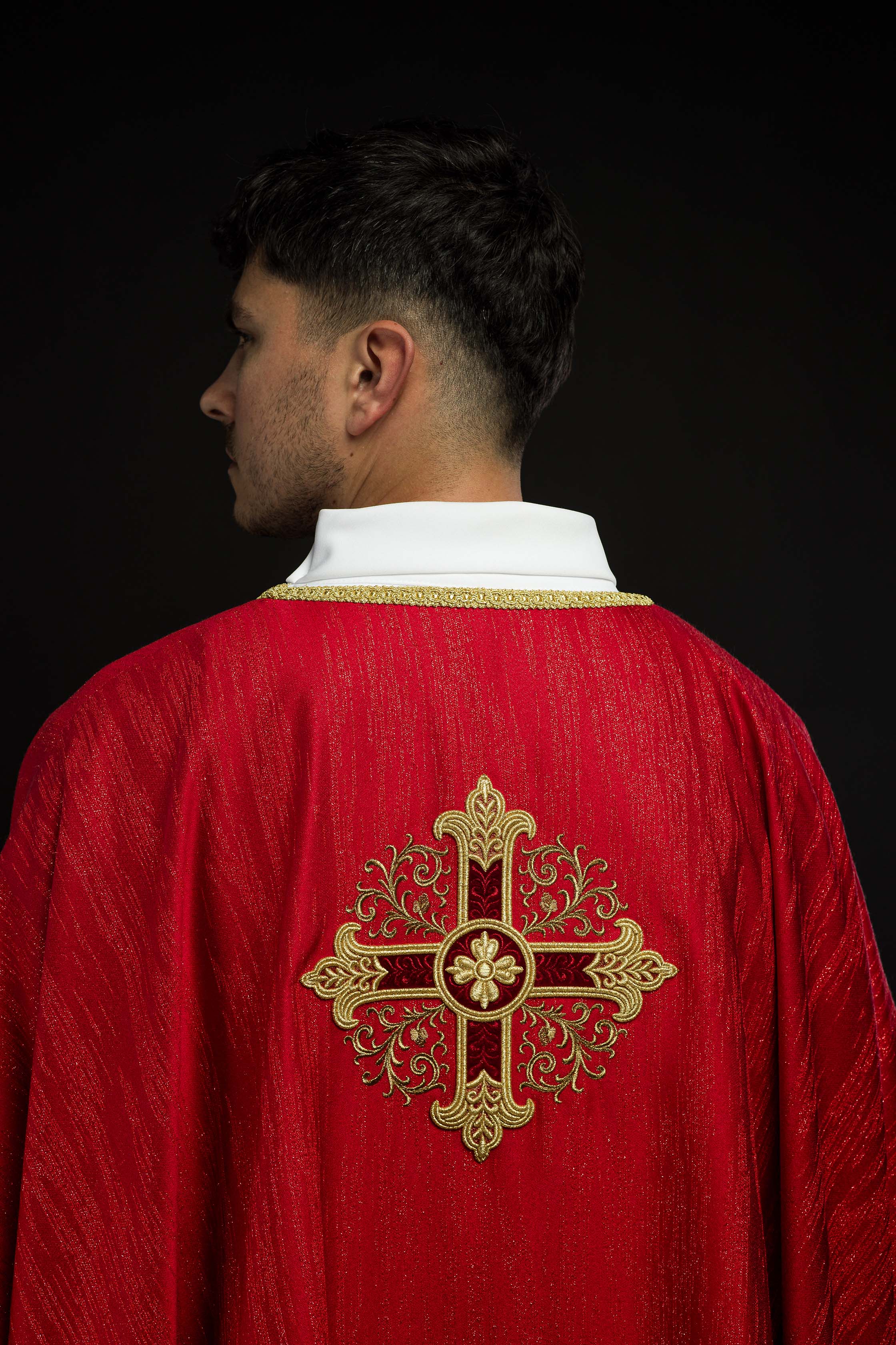 Casulla roja con motivo bordado de cruz en tejido decorativo