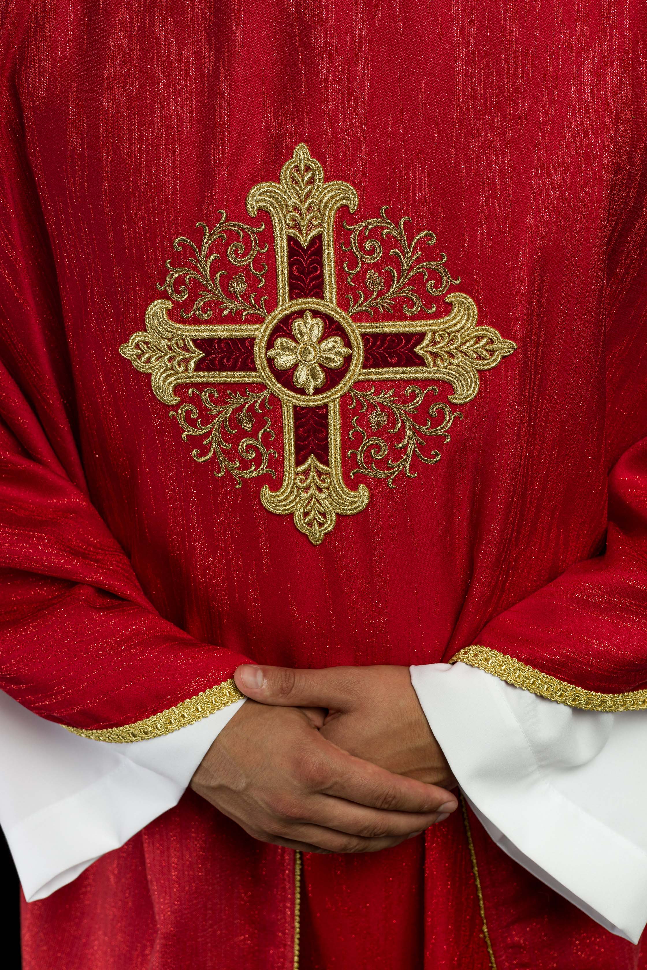 Casulla roja con motivo bordado de cruz en tejido decorativo