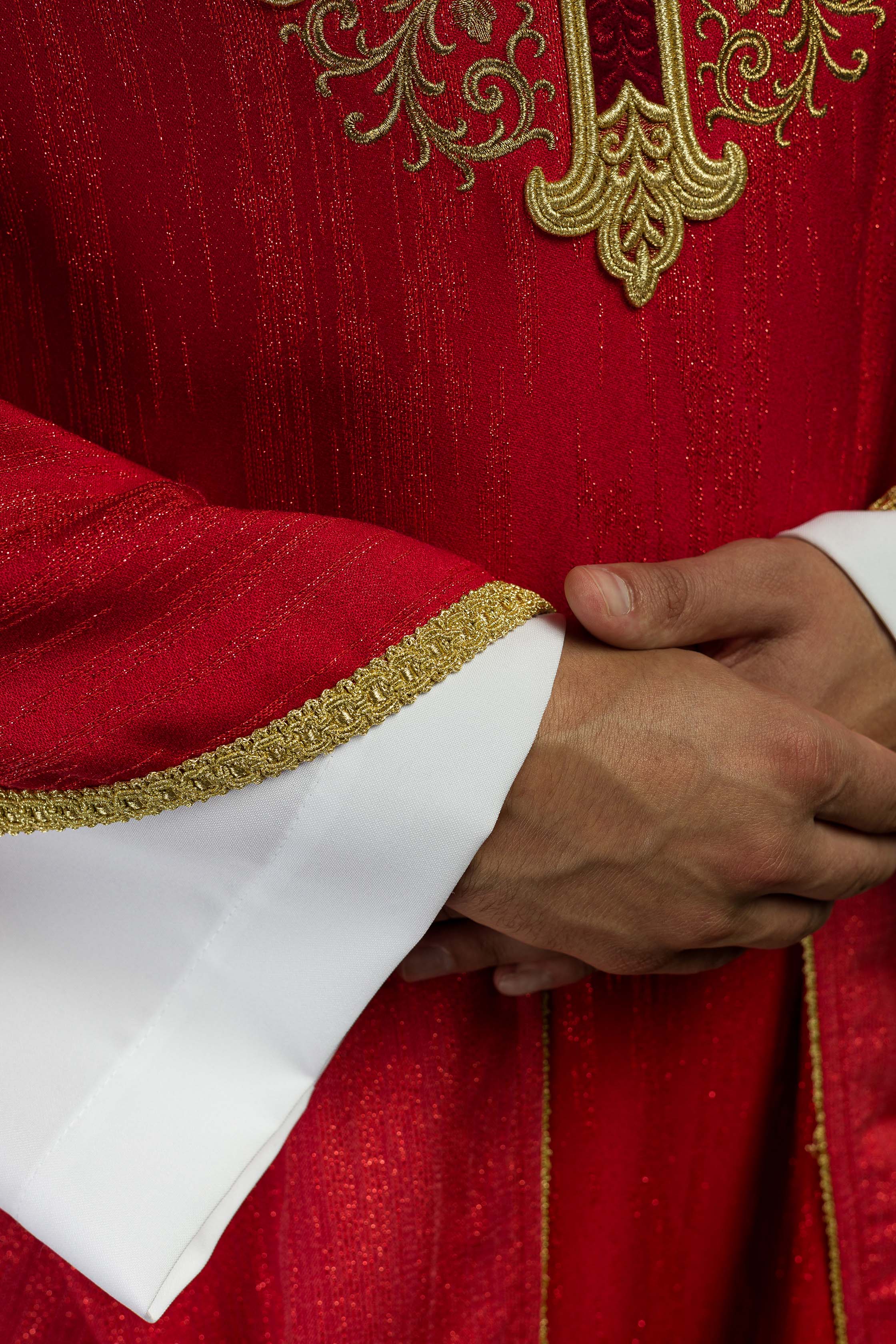 Casulla roja con motivo bordado de cruz en tejido decorativo