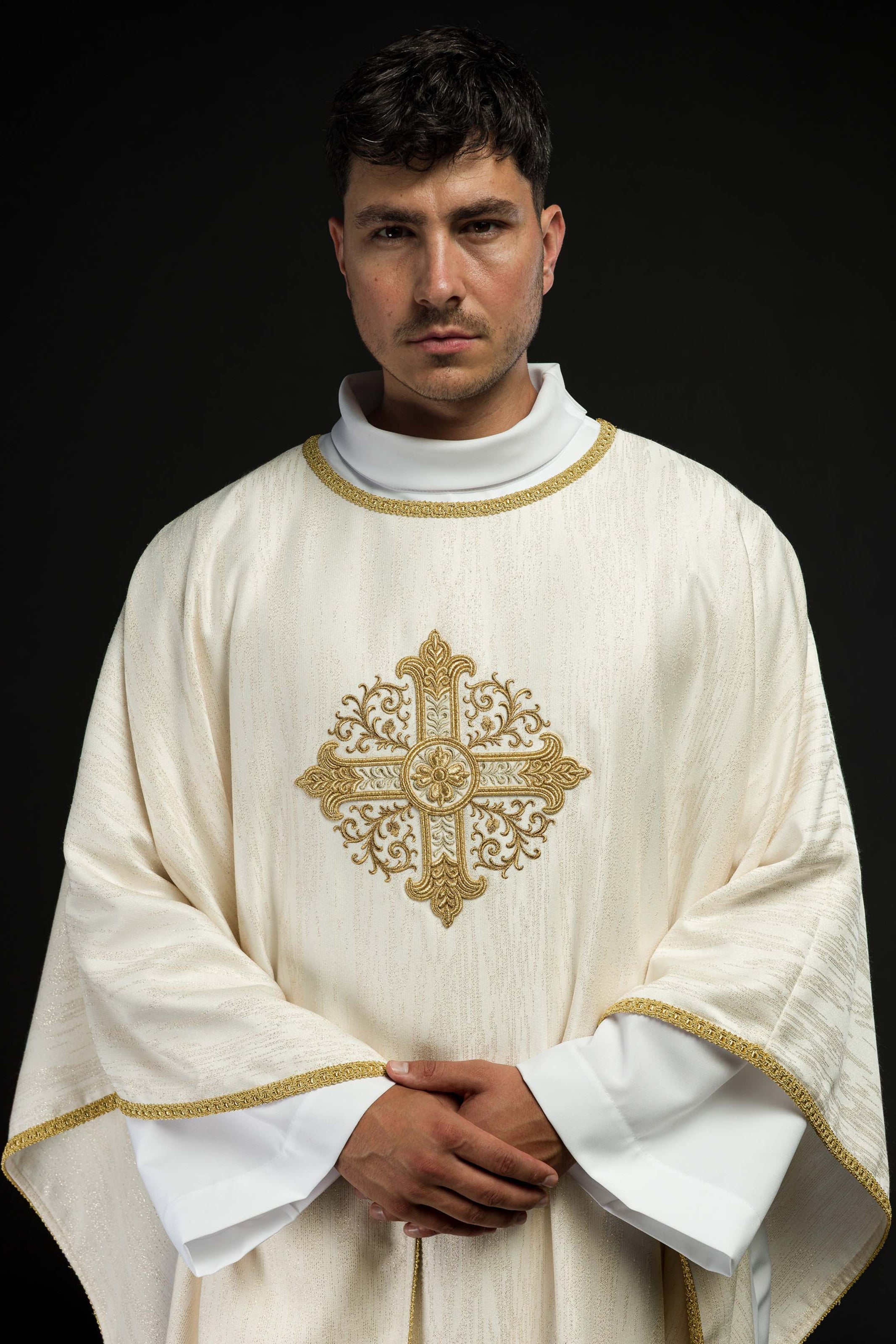 Casulla color marfil con motivo bordado de cruz sobre tejido decorativo