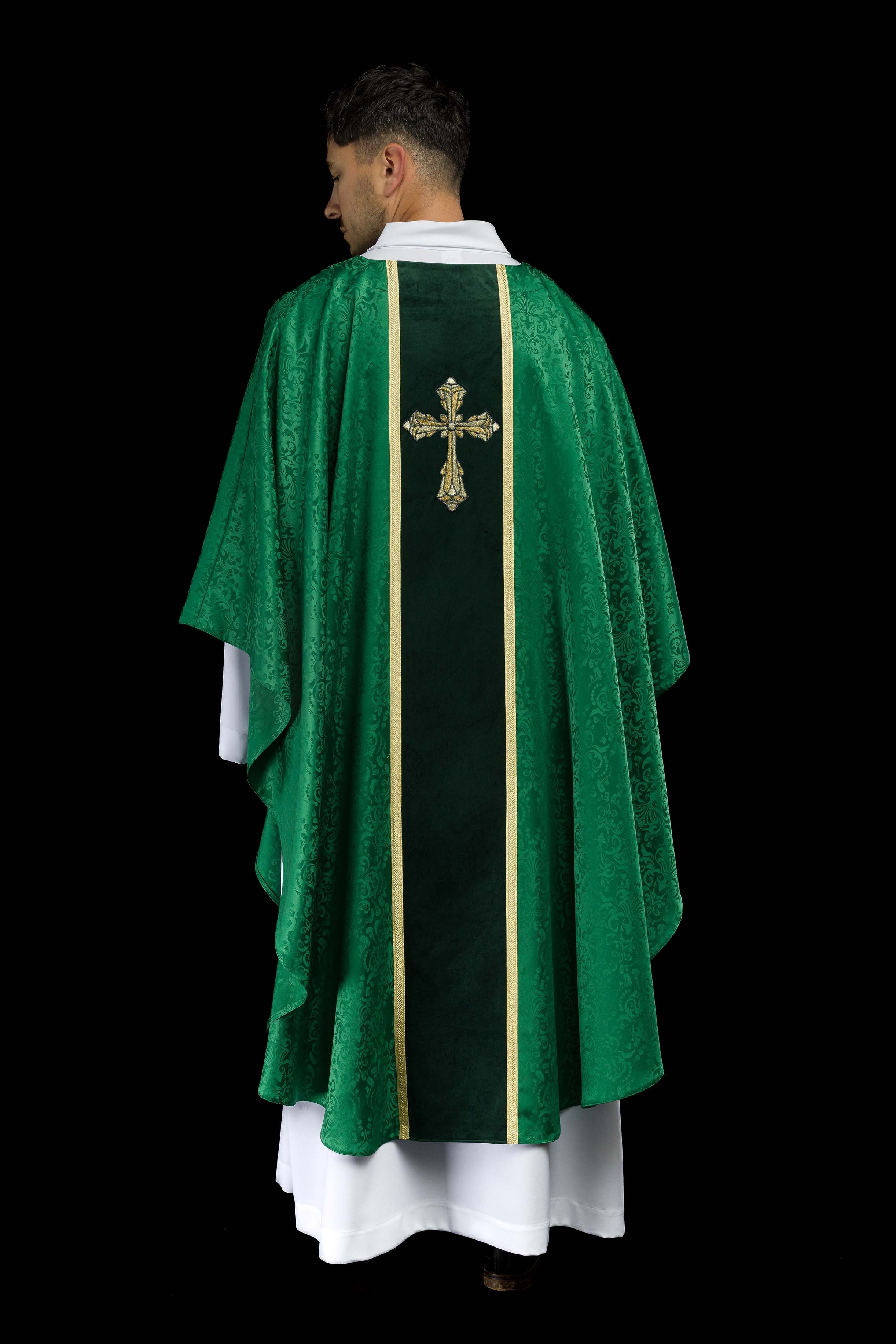 Casulla litúrgica verde con estola y bordado de cruz en tejido jacquard