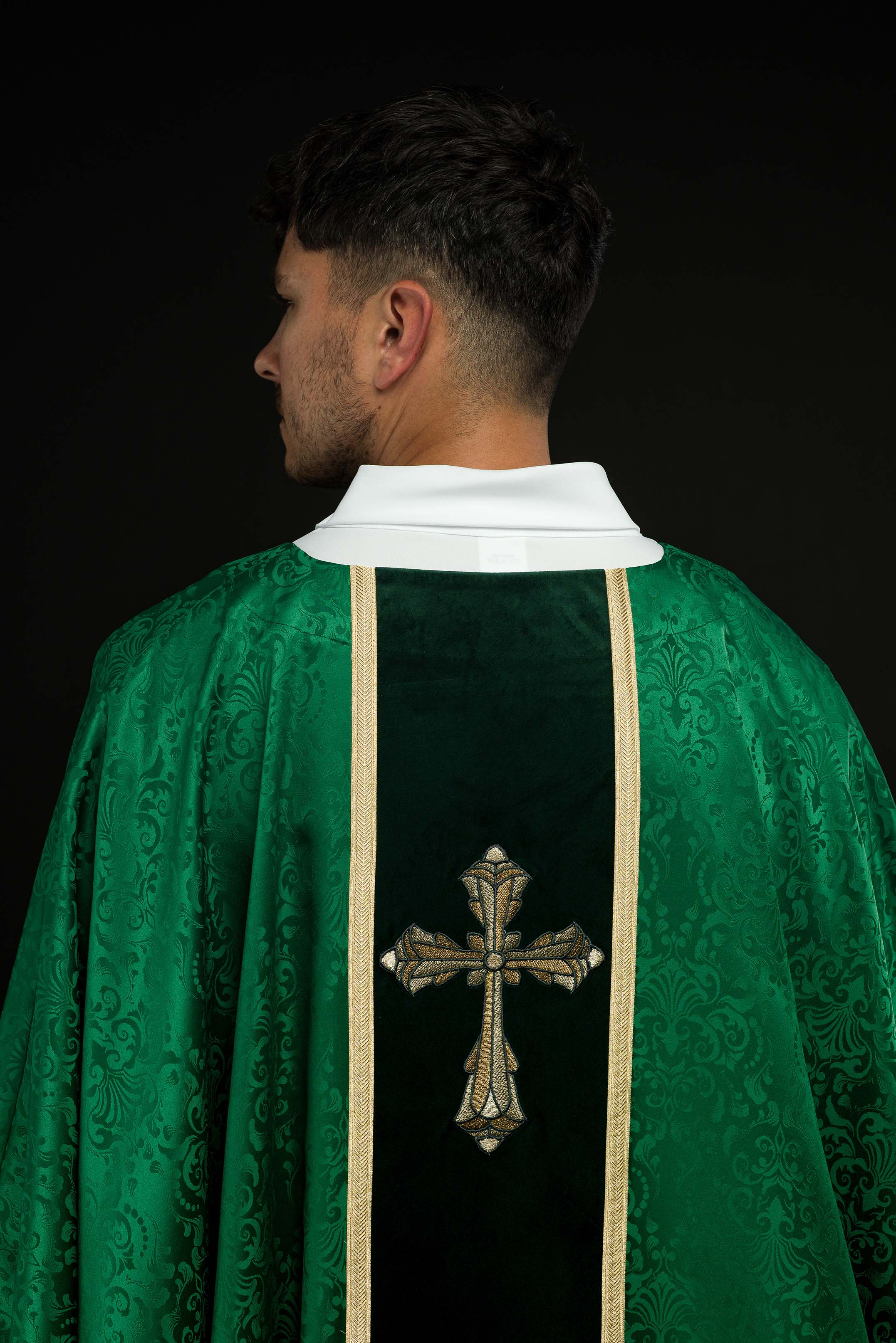 Casulla litúrgica verde con estola y bordado de cruz en tejido jacquard