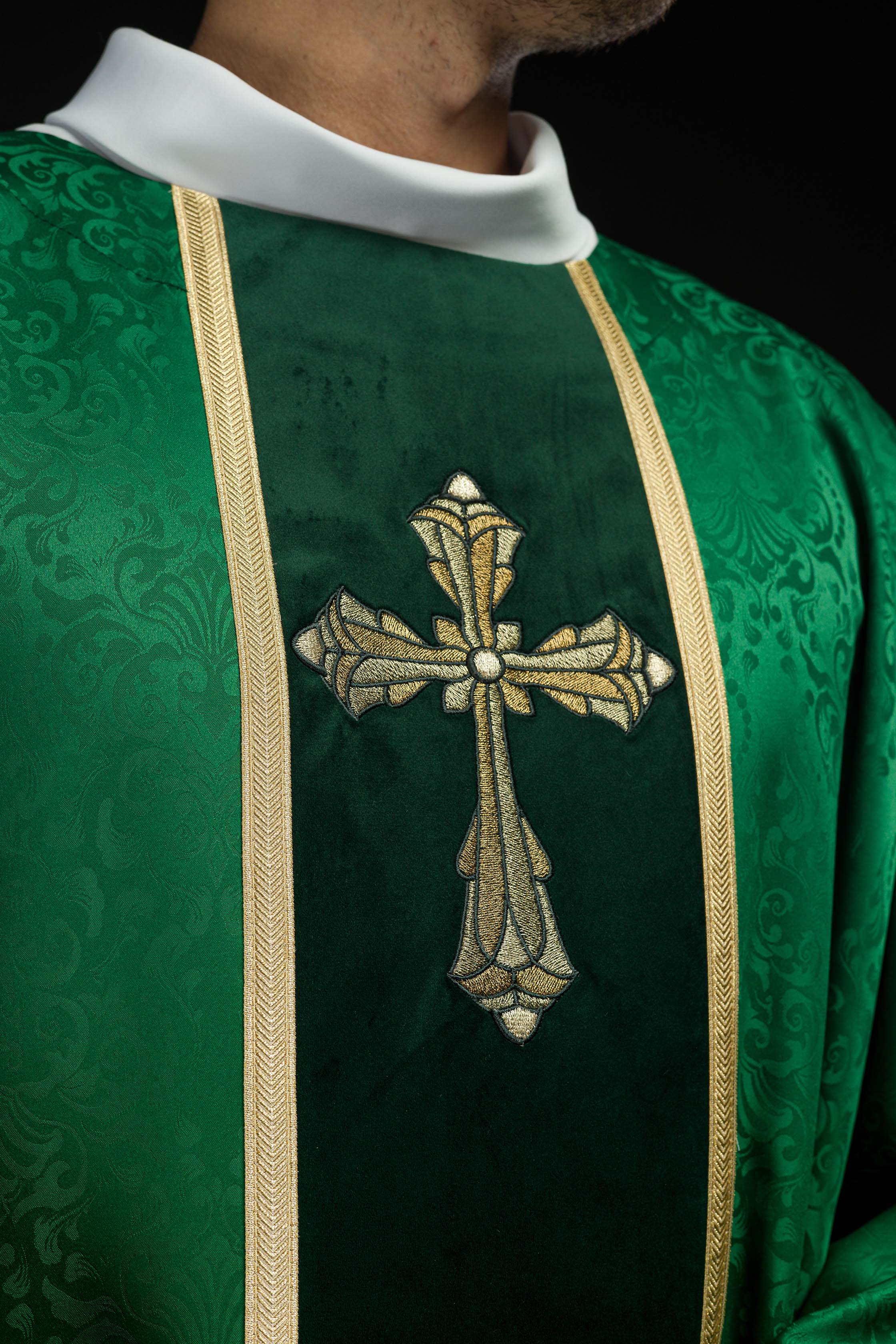 Casulla litúrgica verde con estola y bordado de cruz en tejido jacquard