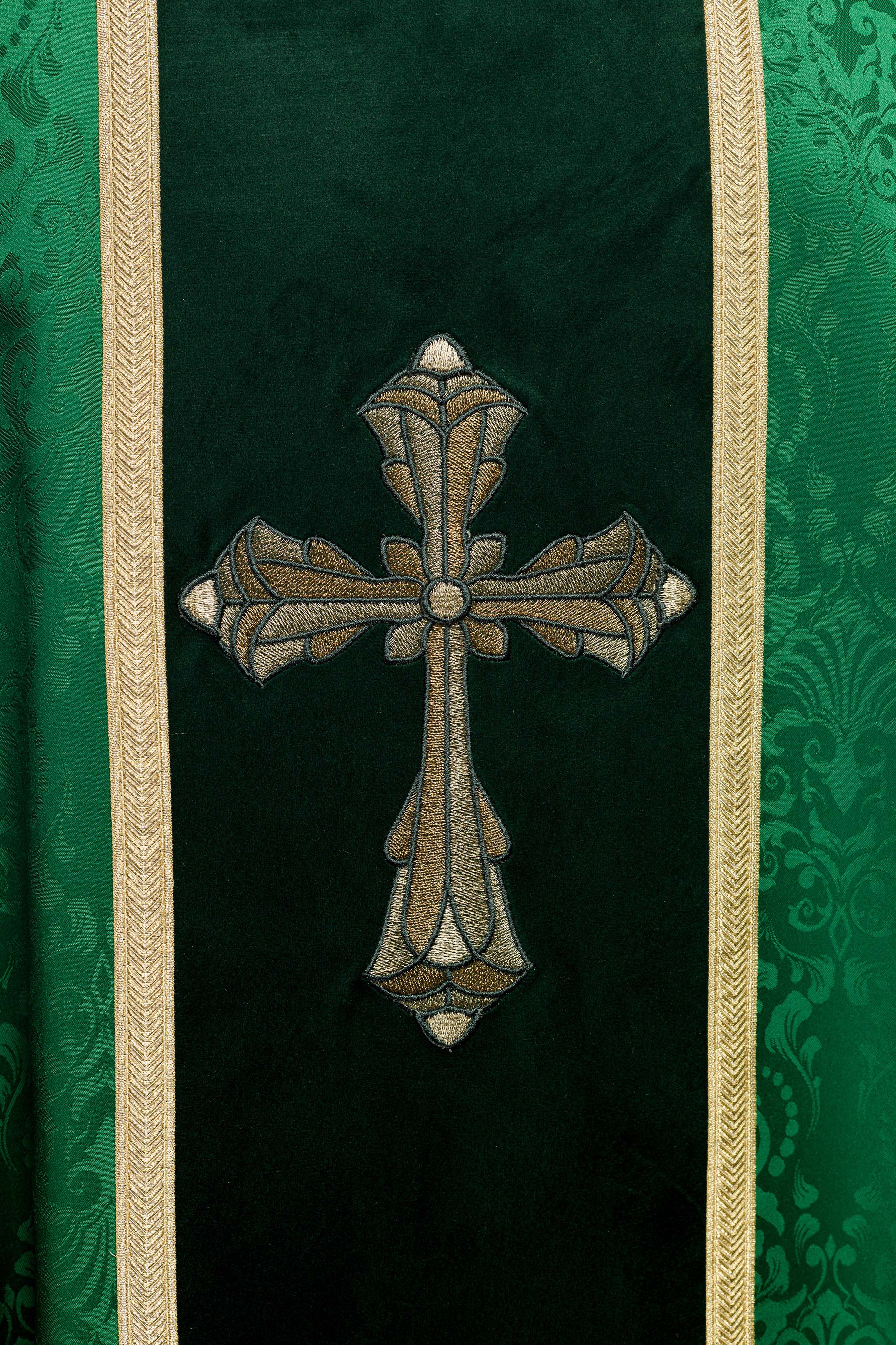Casulla litúrgica verde con estola y bordado de cruz en tejido jacquard