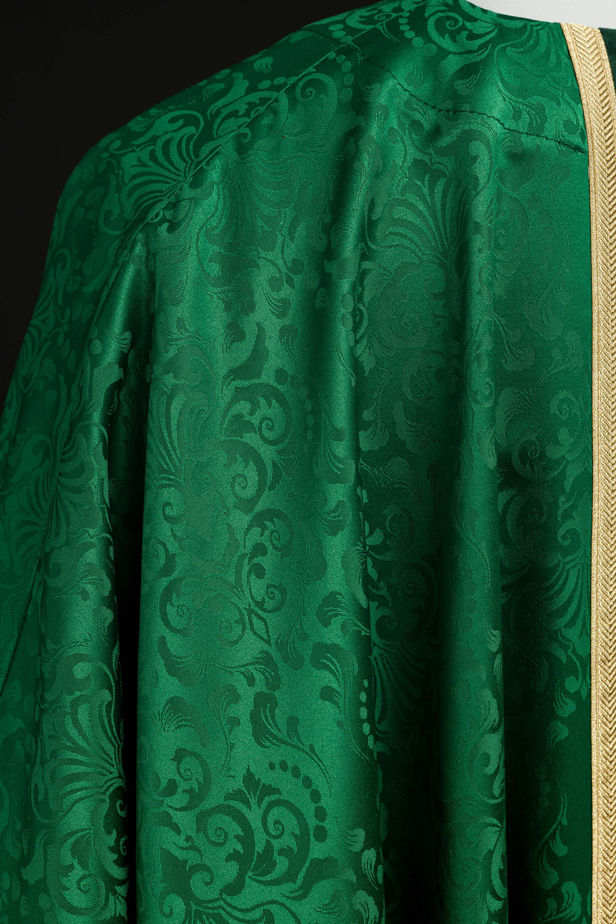 Casulla litúrgica verde con estola y bordado de cruz en tejido jacquard