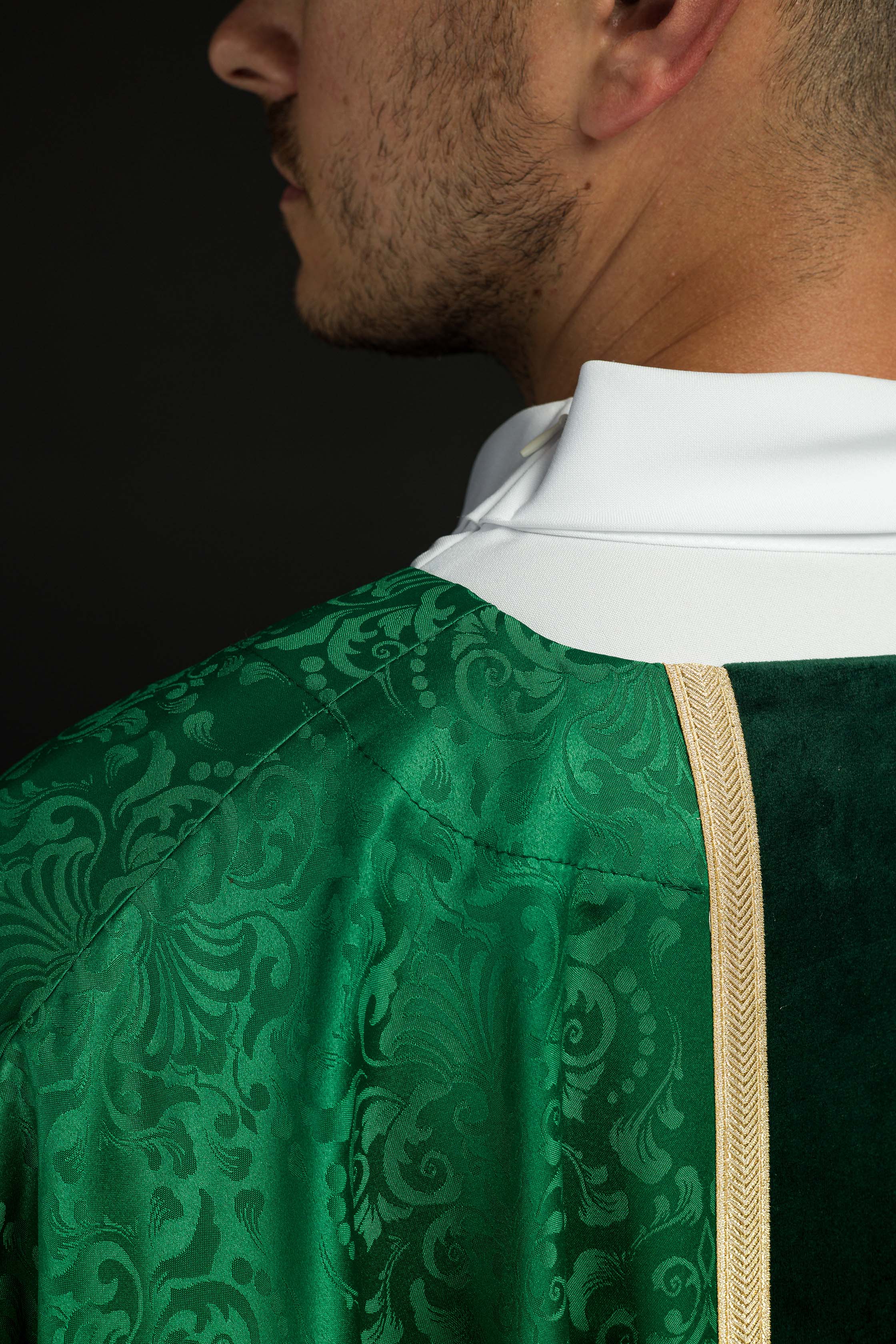 Casulla litúrgica verde con estola y bordado de cruz en tejido jacquard