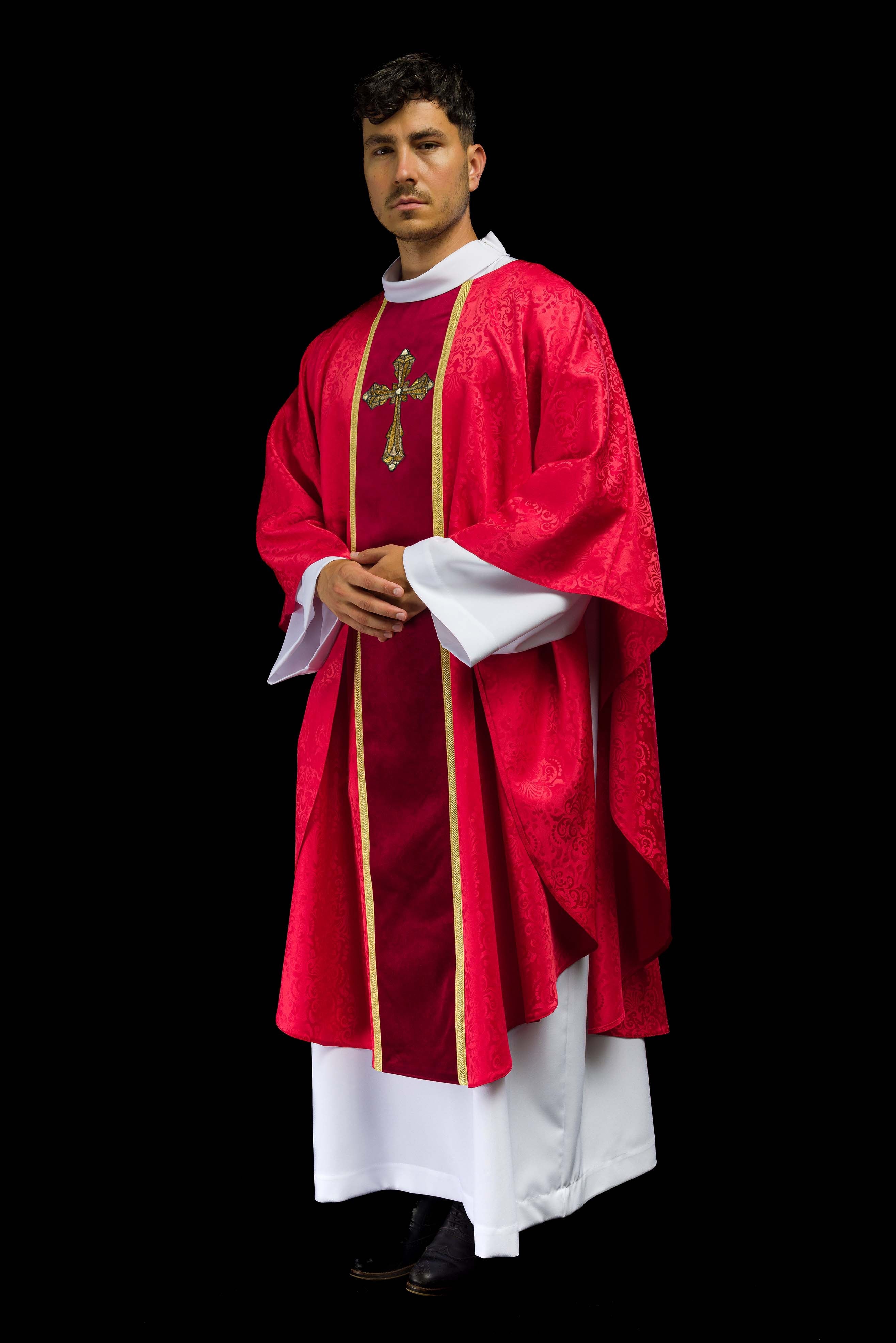 Casulla litúrgica roja con estola y bordado de cruz en tejido jacquard