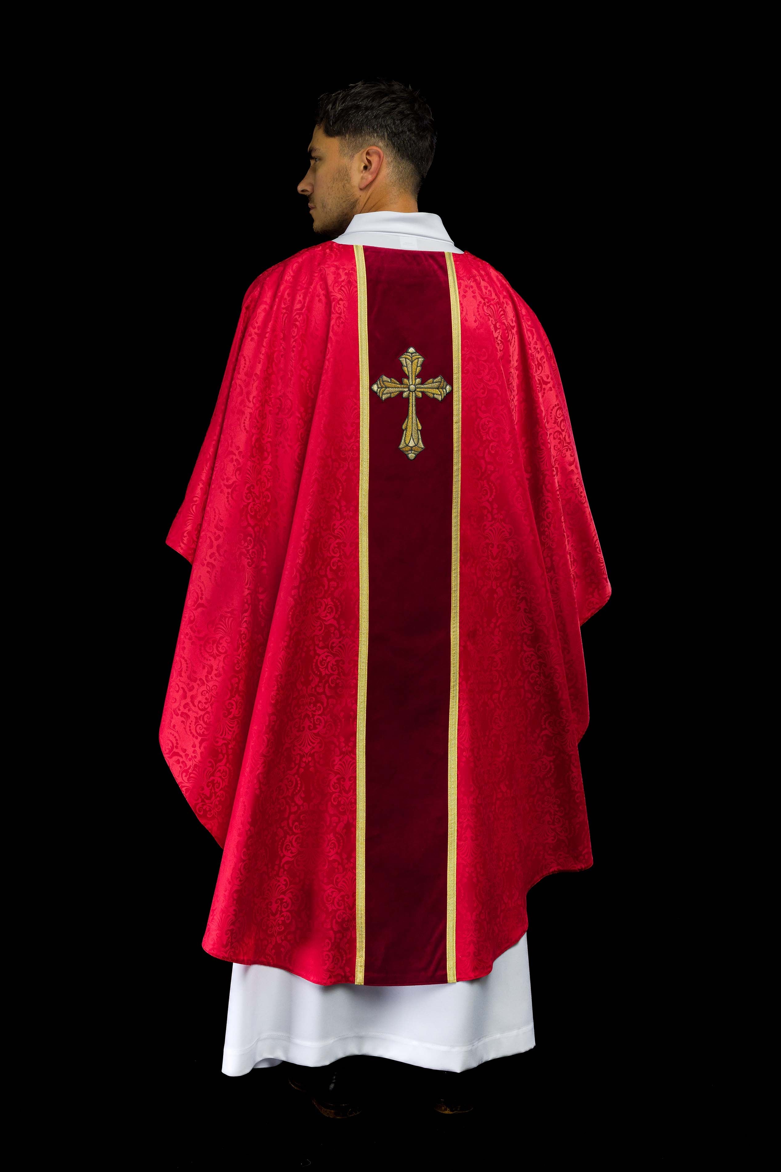 Casulla litúrgica roja con estola y bordado de cruz en tejido jacquard