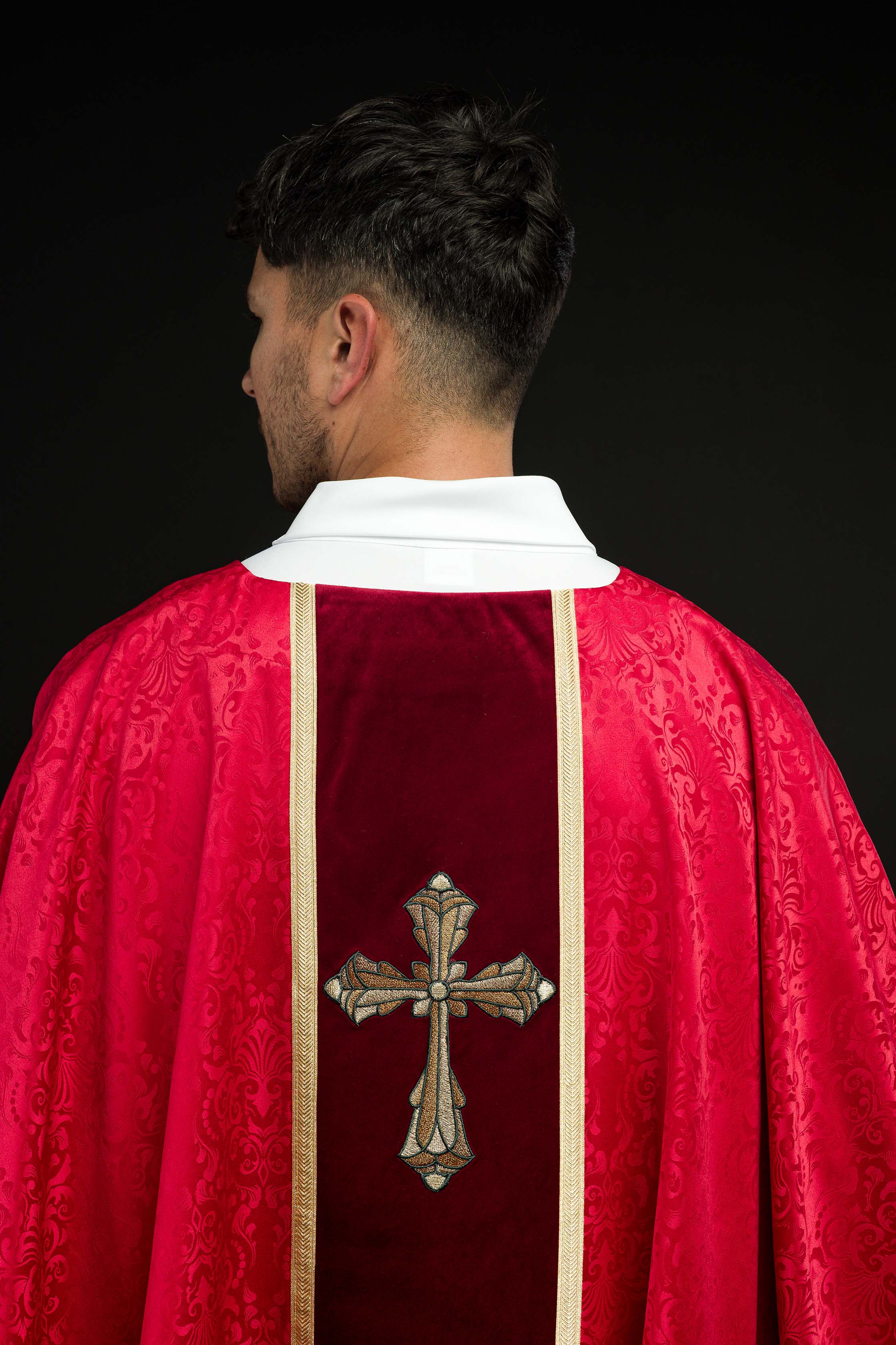 Casulla litúrgica roja con estola y bordado de cruz en tejido jacquard