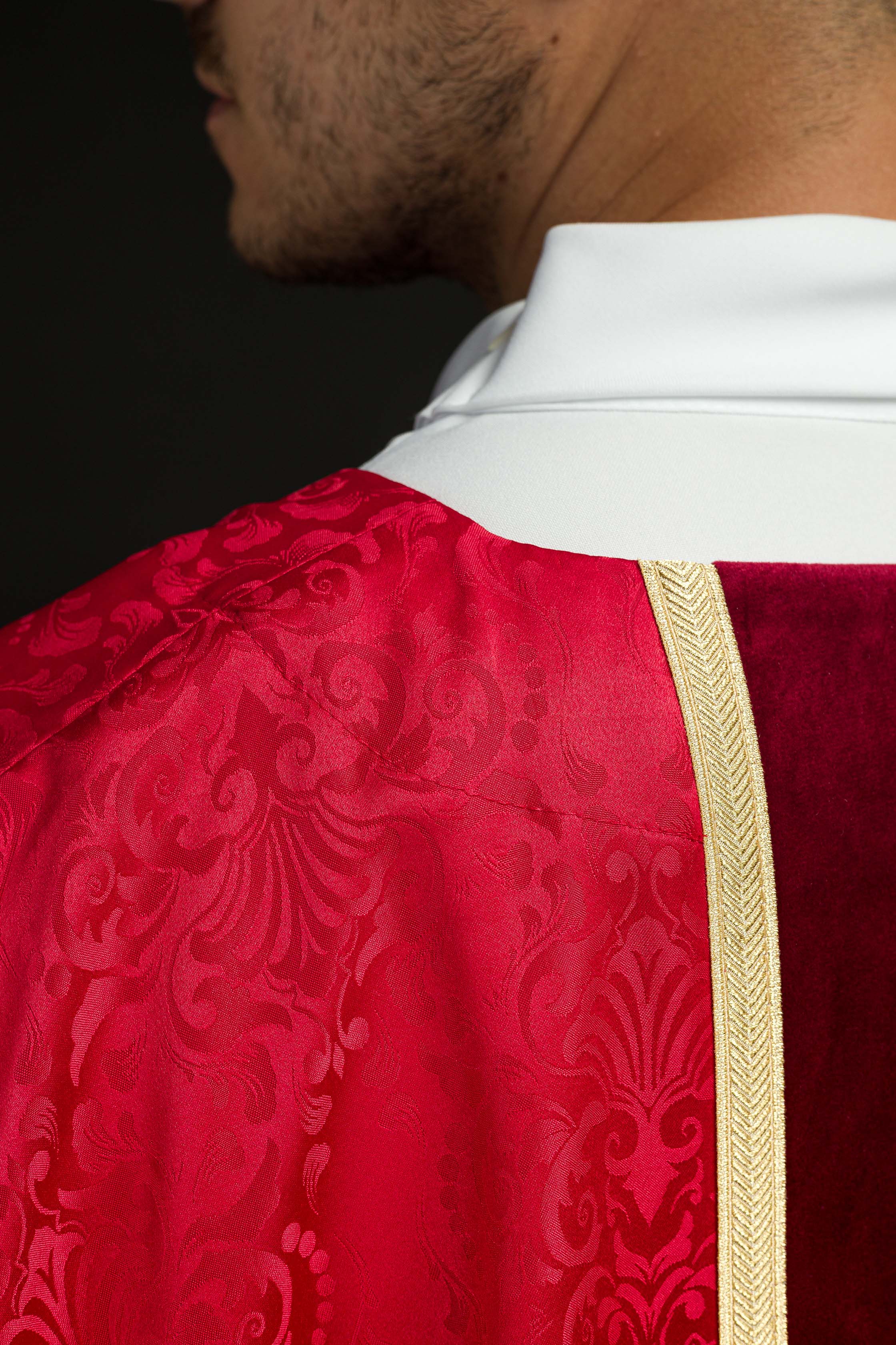 Casulla litúrgica roja con estola y bordado de cruz en tejido jacquard
