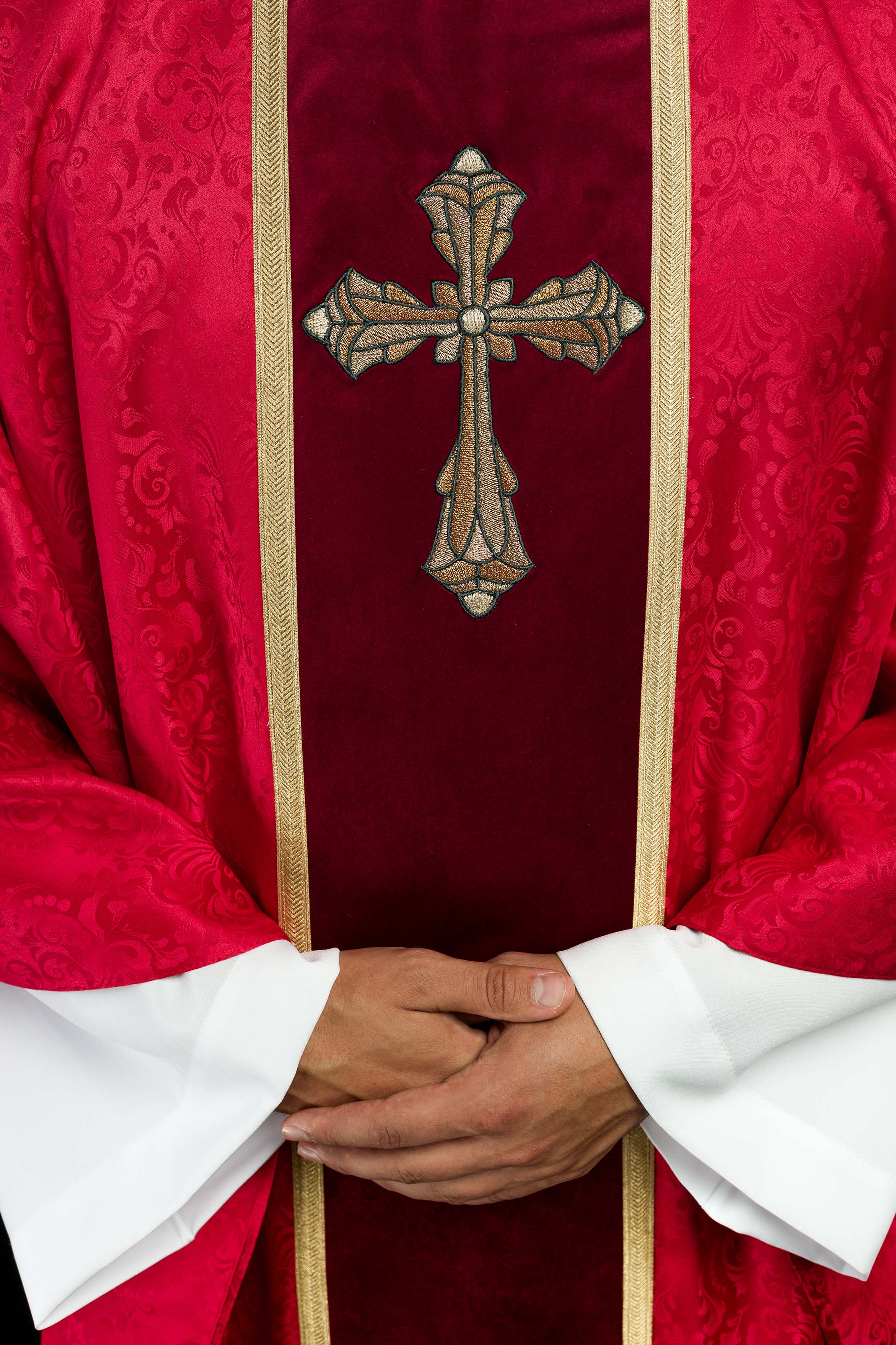 Casulla litúrgica roja con estola y bordado de cruz en tejido jacquard
