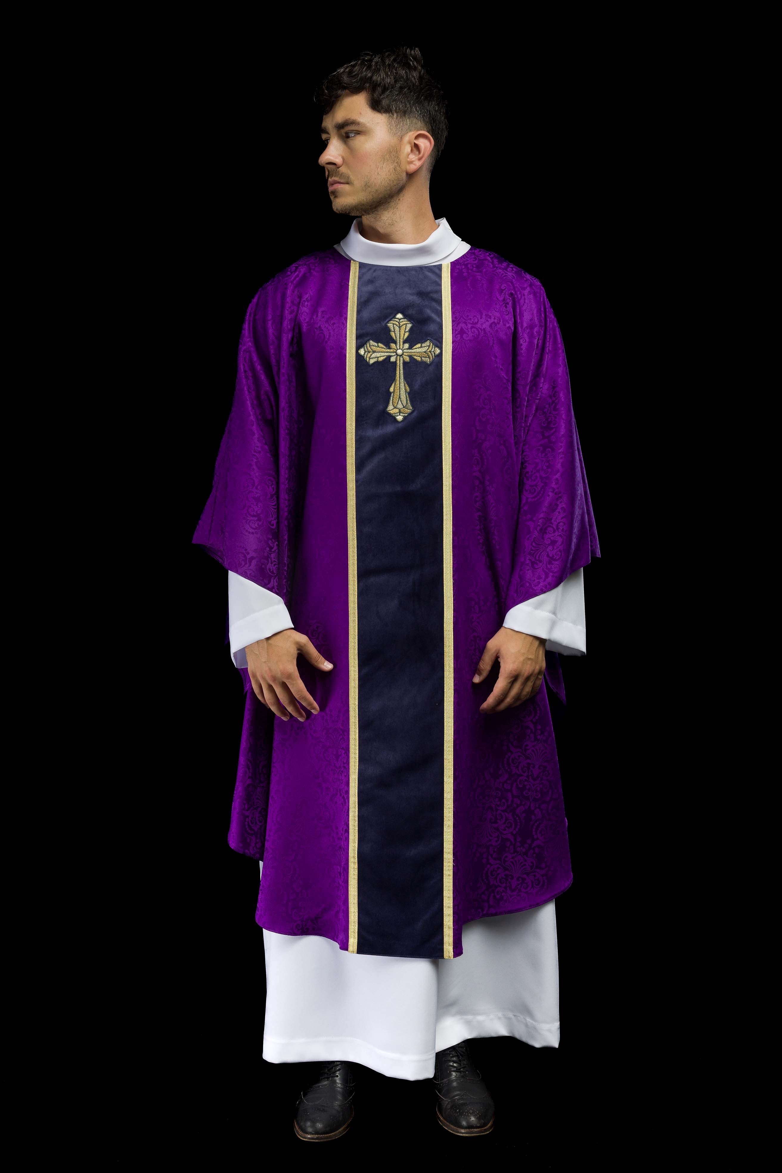 Casulla litúrgica morada con estola y bordado de cruz en tejido jacquard