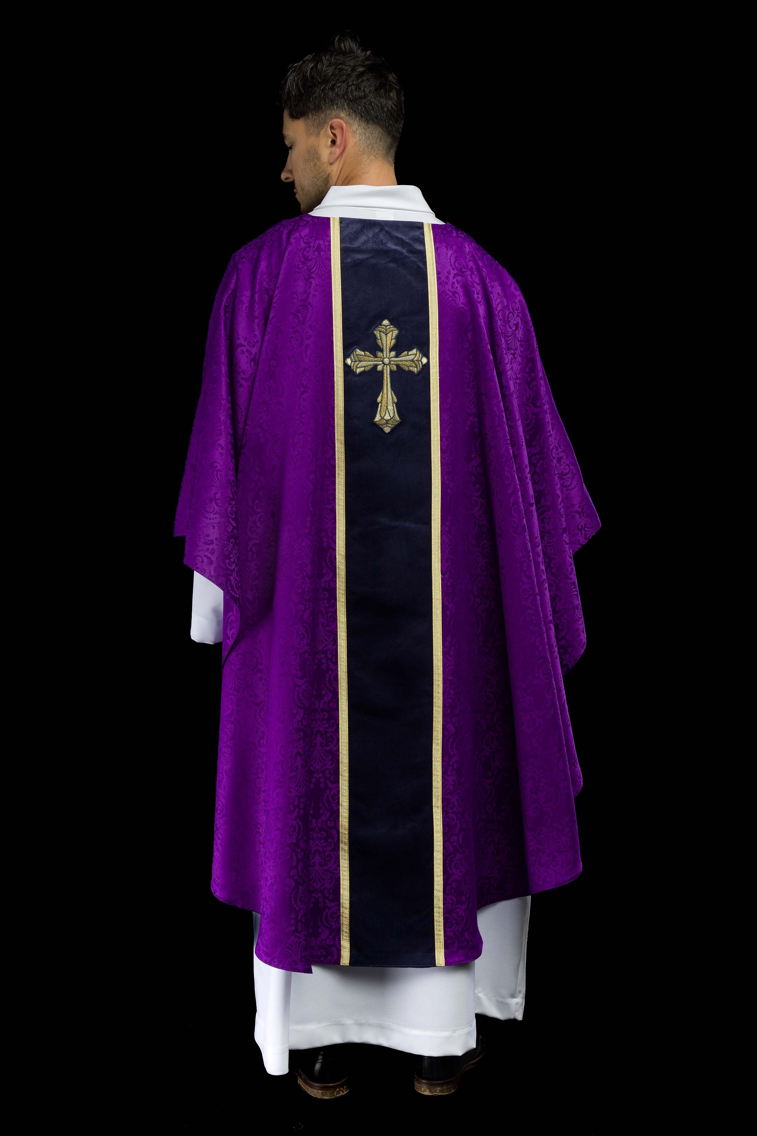 Casulla litúrgica morada con estola y bordado de cruz en tejido jacquard