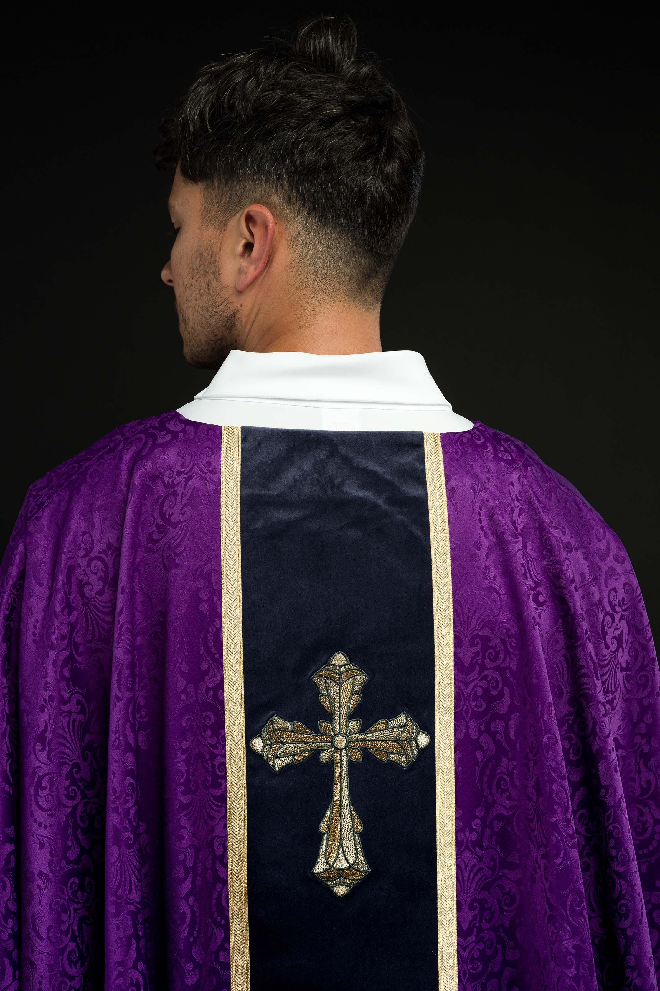 Casulla litúrgica morada con estola y bordado de cruz en tejido jacquard