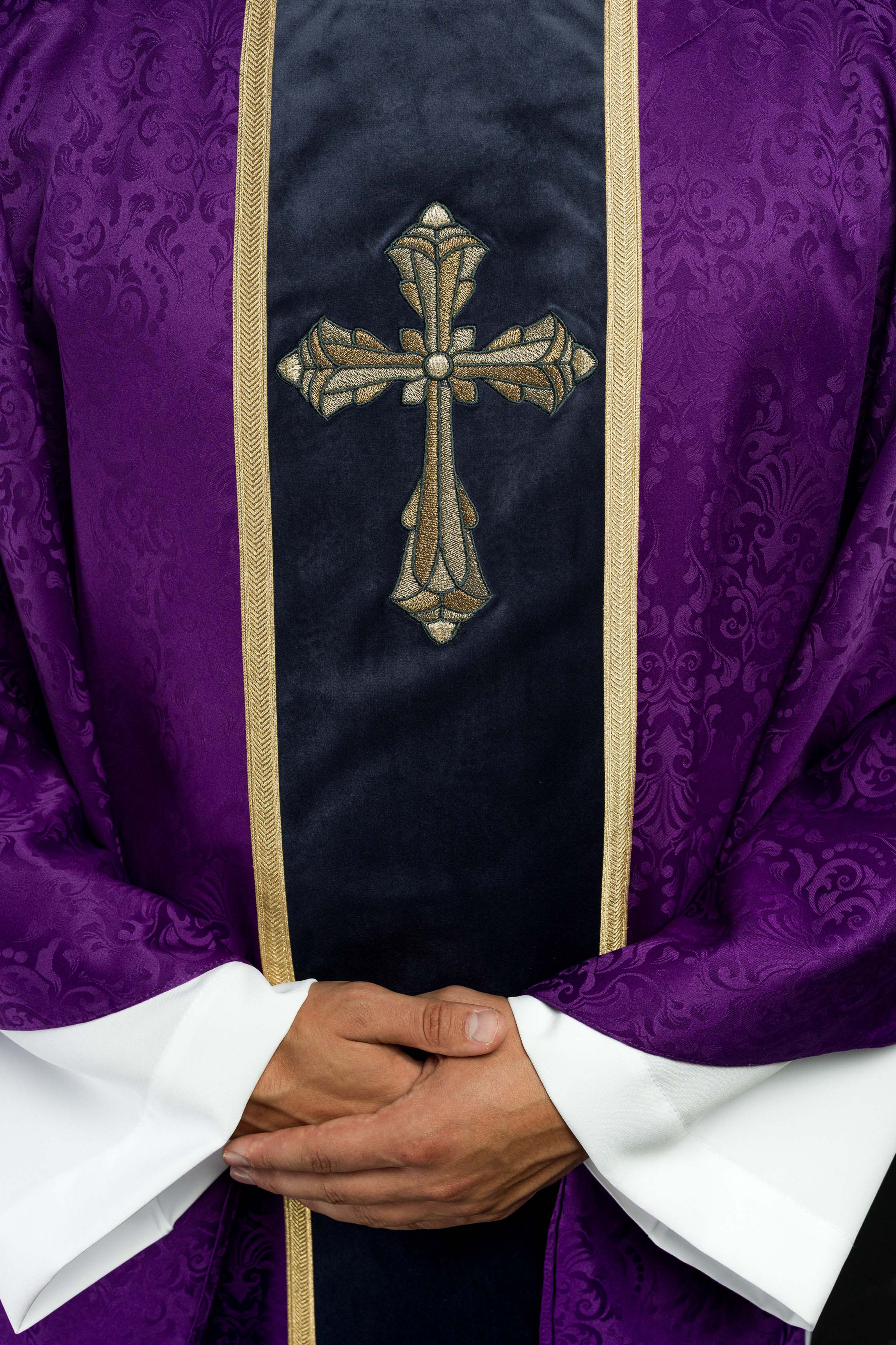 Casulla litúrgica morada con estola y bordado de cruz en tejido jacquard
