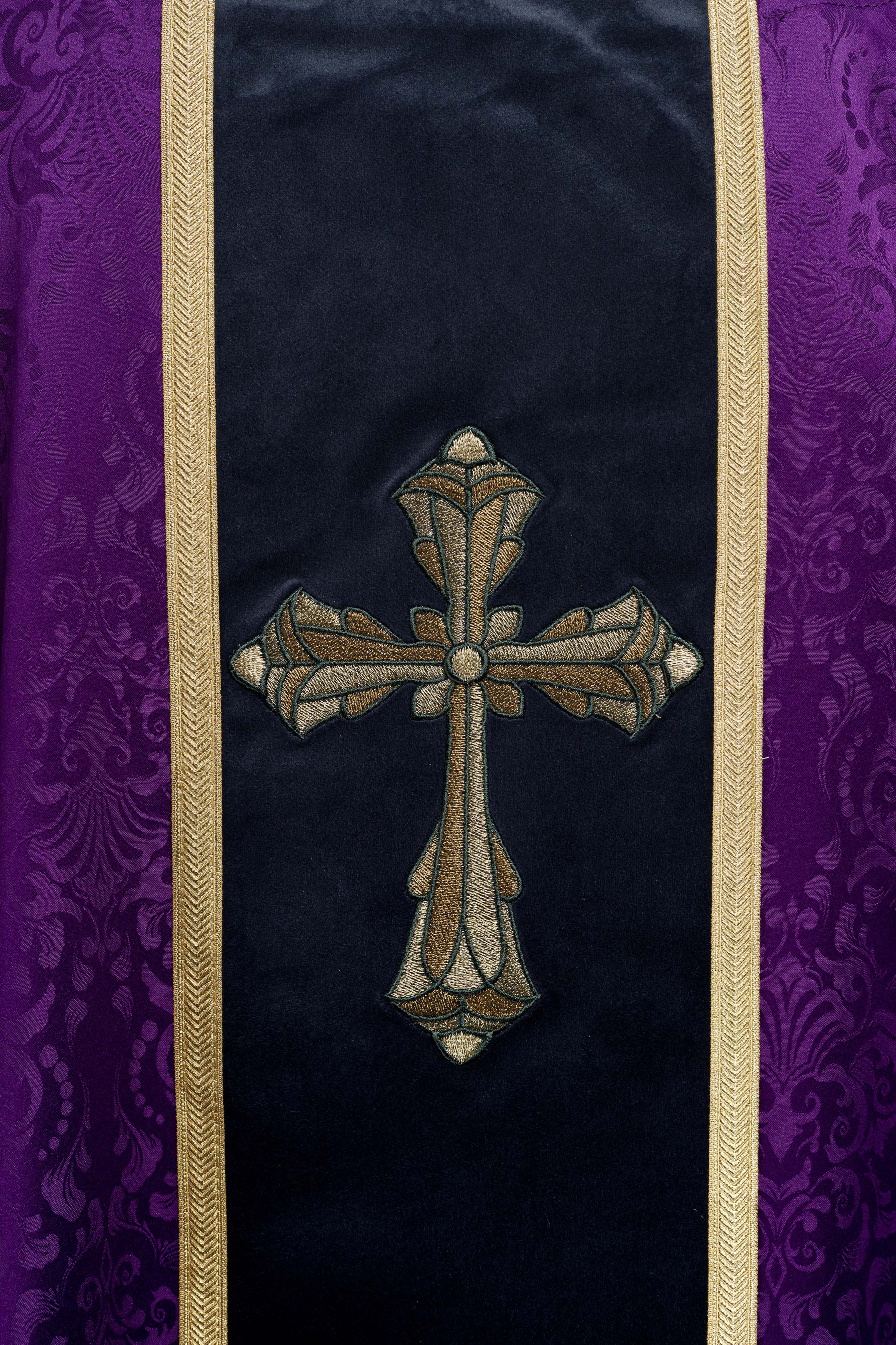 Casulla litúrgica morada con estola y bordado de cruz en tejido jacquard