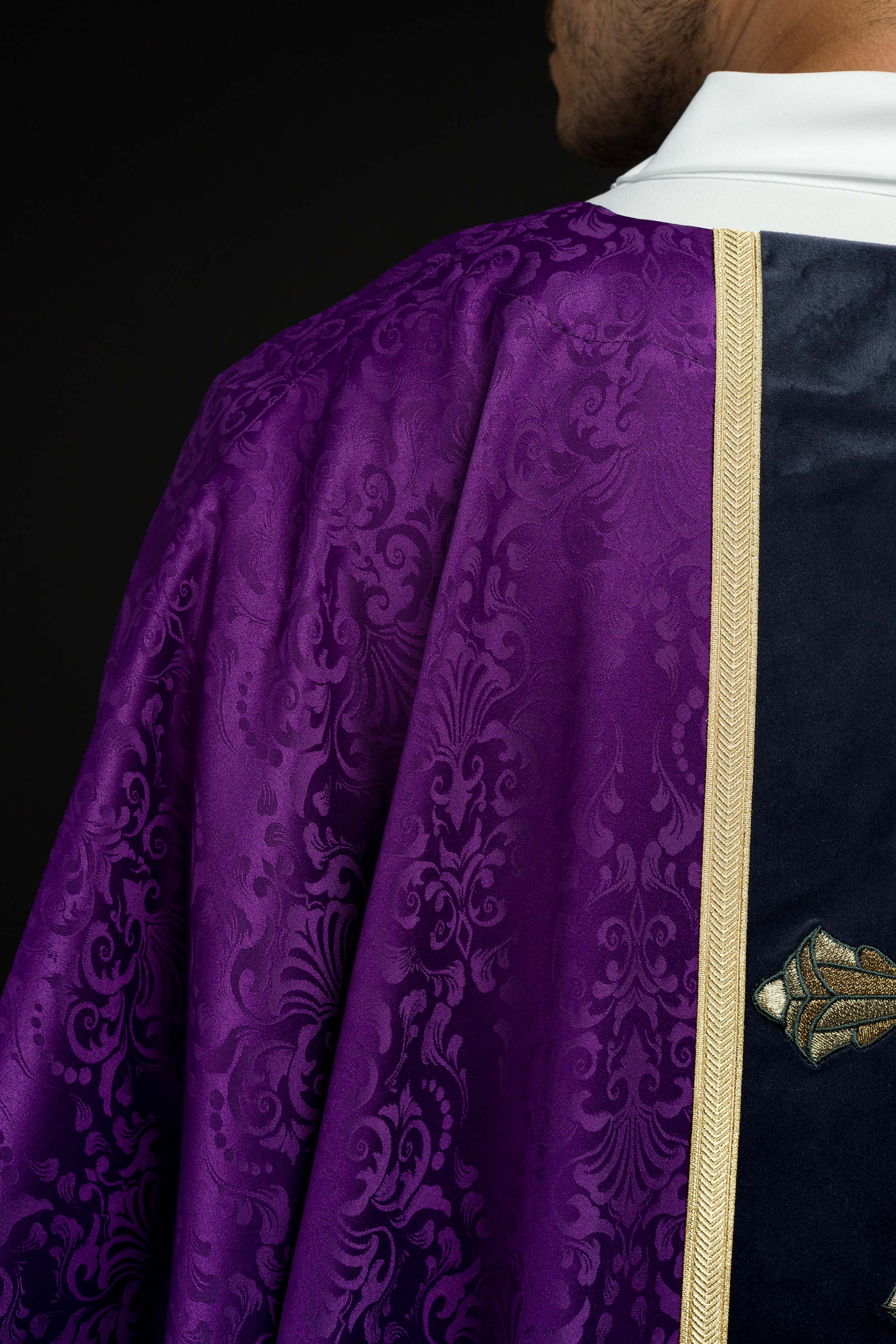 Casulla litúrgica morada con estola y bordado de cruz en tejido jacquard