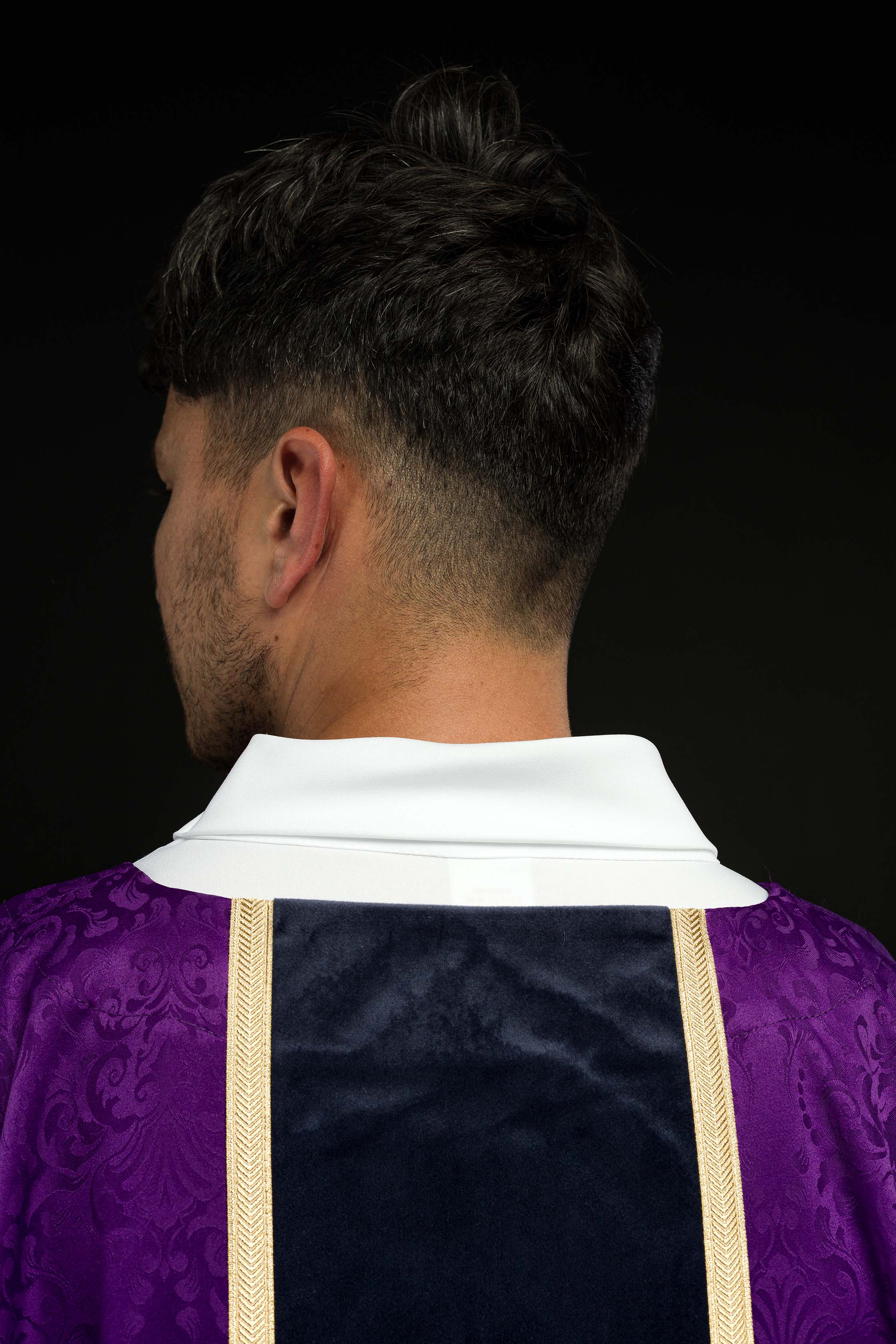 Casulla litúrgica morada con estola y bordado de cruz en tejido jacquard