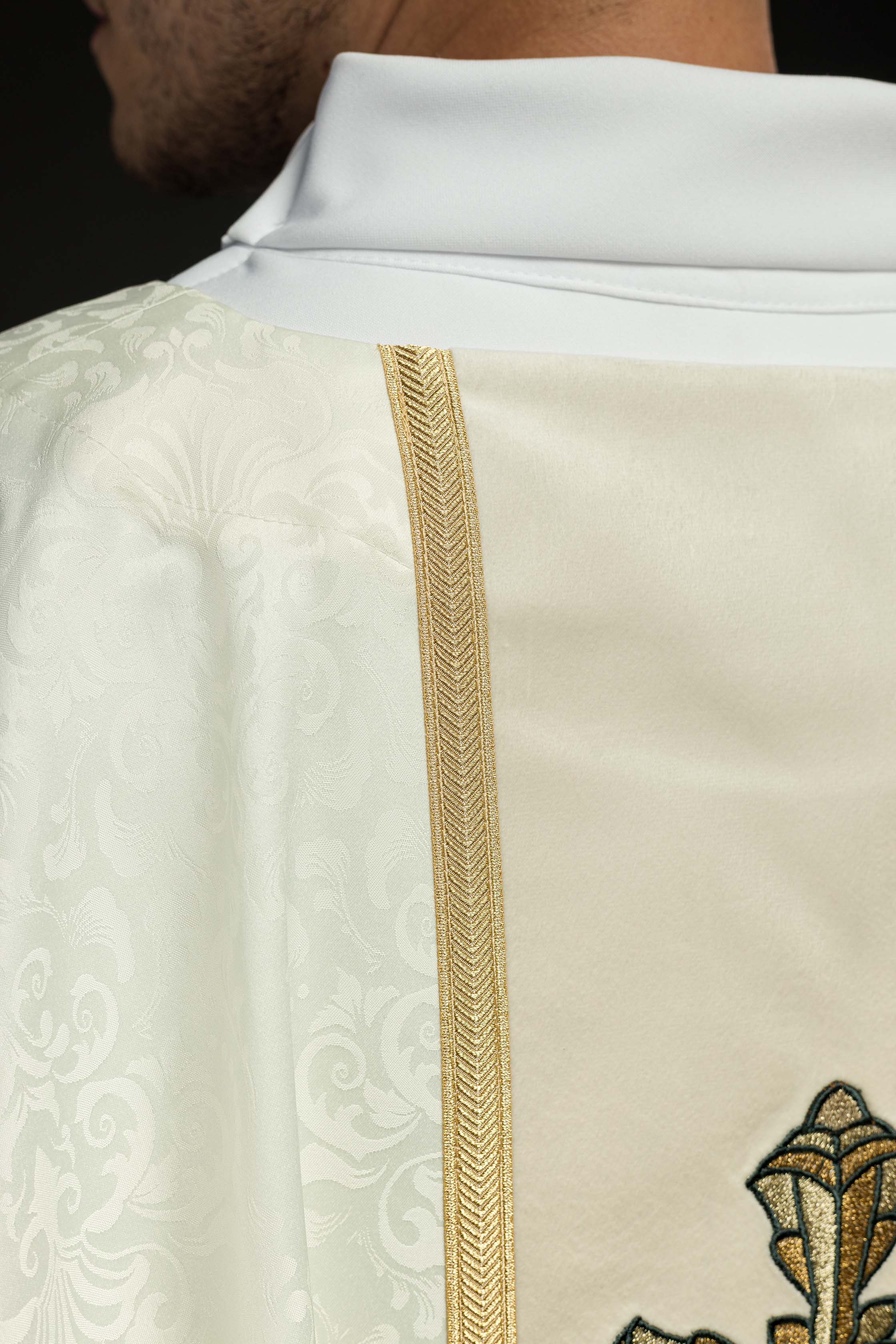 Casulla litúrgica color marfil con galón y bordado de cruz en tejido jacquard