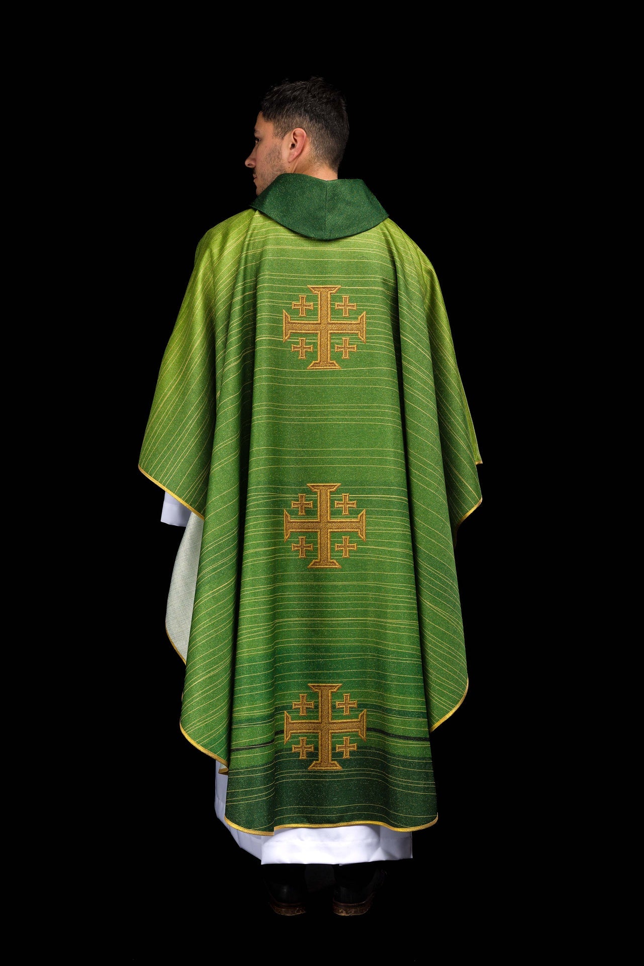 Casulla estampada con la Cruz de Jerusalén en color verde