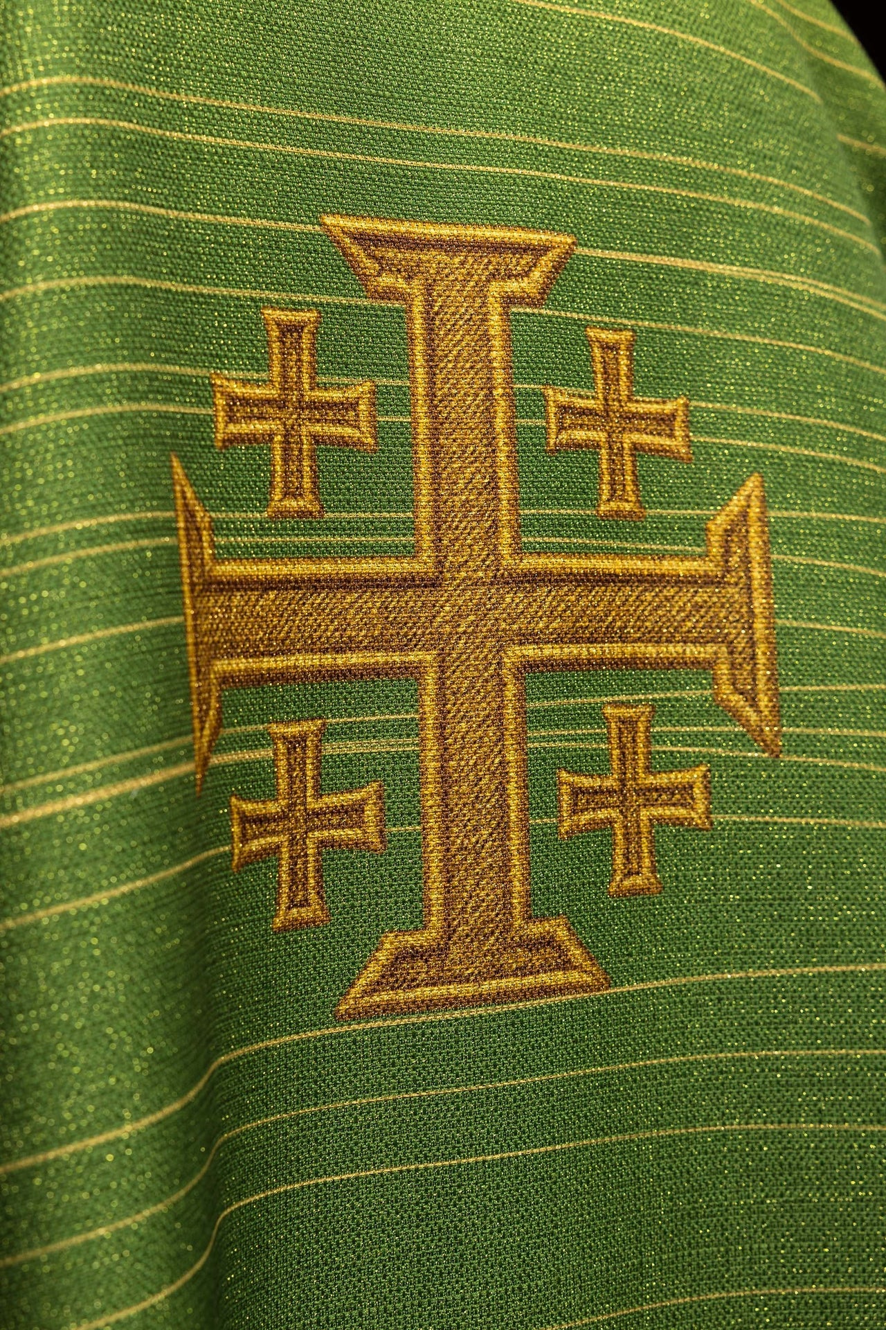 Casulla estampada con la Cruz de Jerusalén en color verde