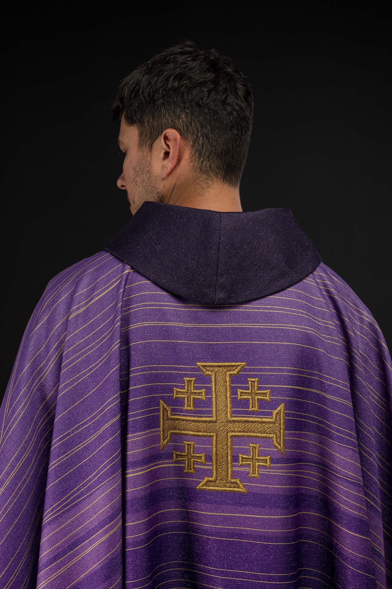 Casulla estampada con la Cruz de Jerusalén – violeta