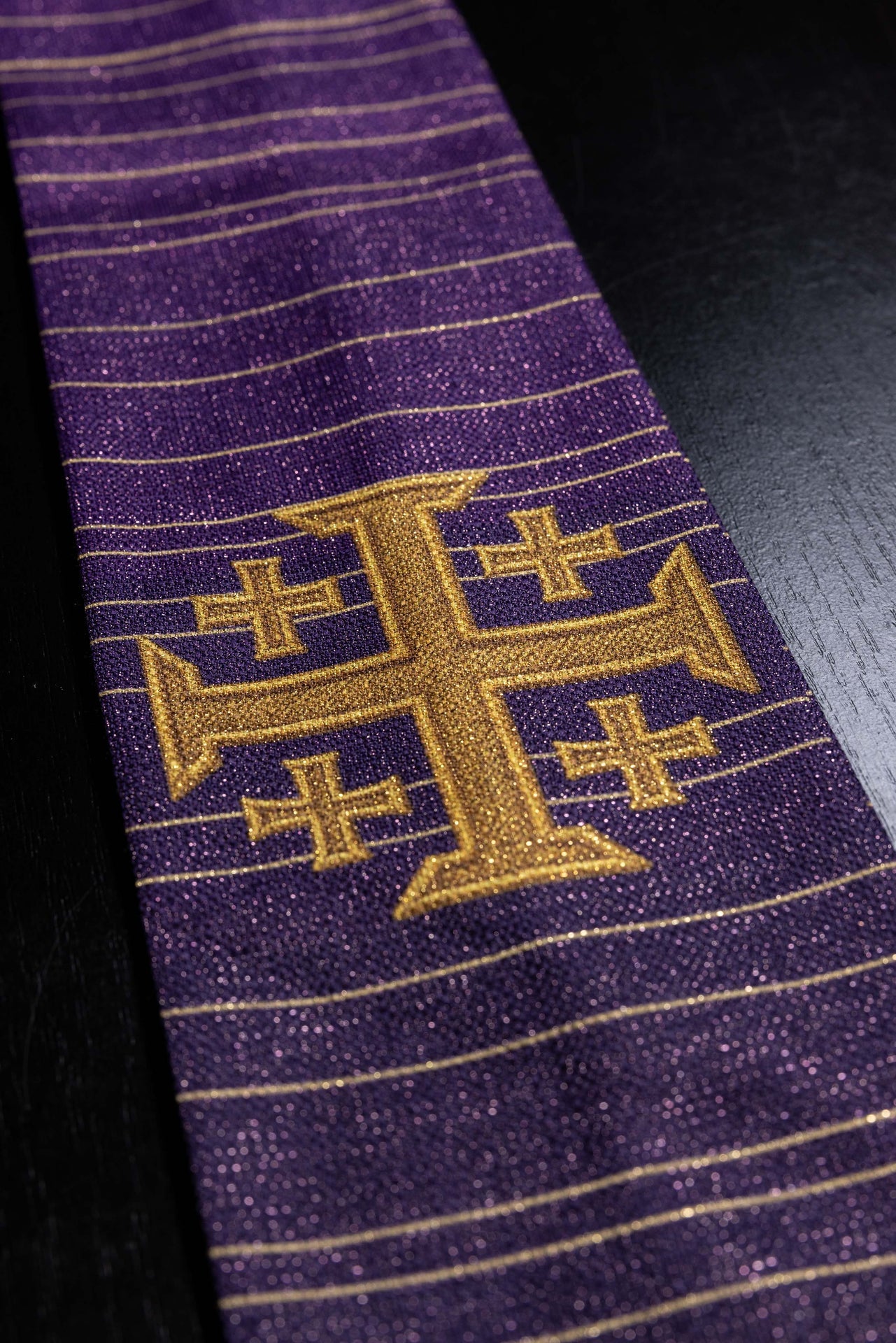 Ornat drukowany z Krzyżem Jerozolimskim fioletowy - ORNATY.PL