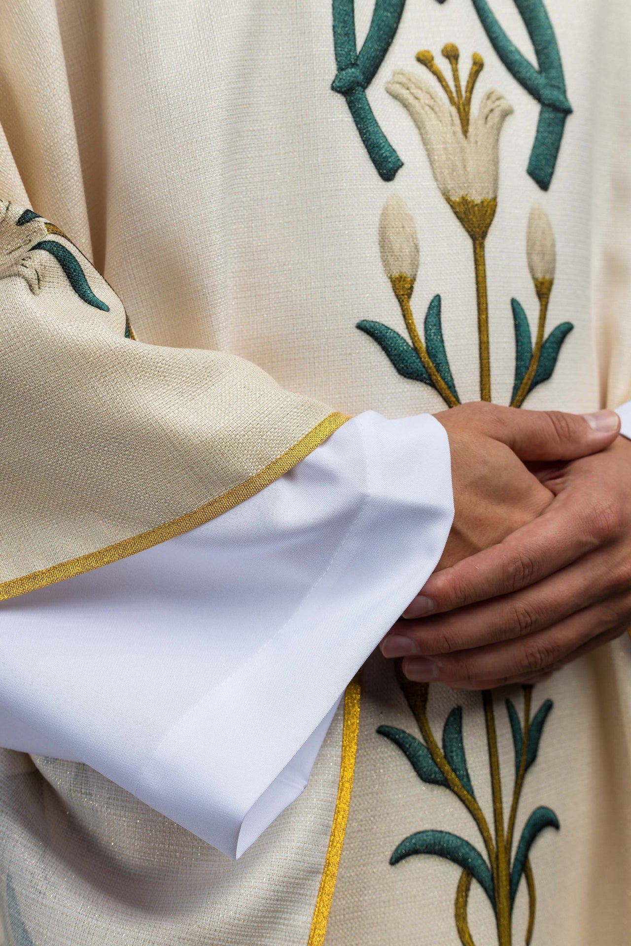 Casulla mariana estampada con motivo de lirios y monograma color ecru