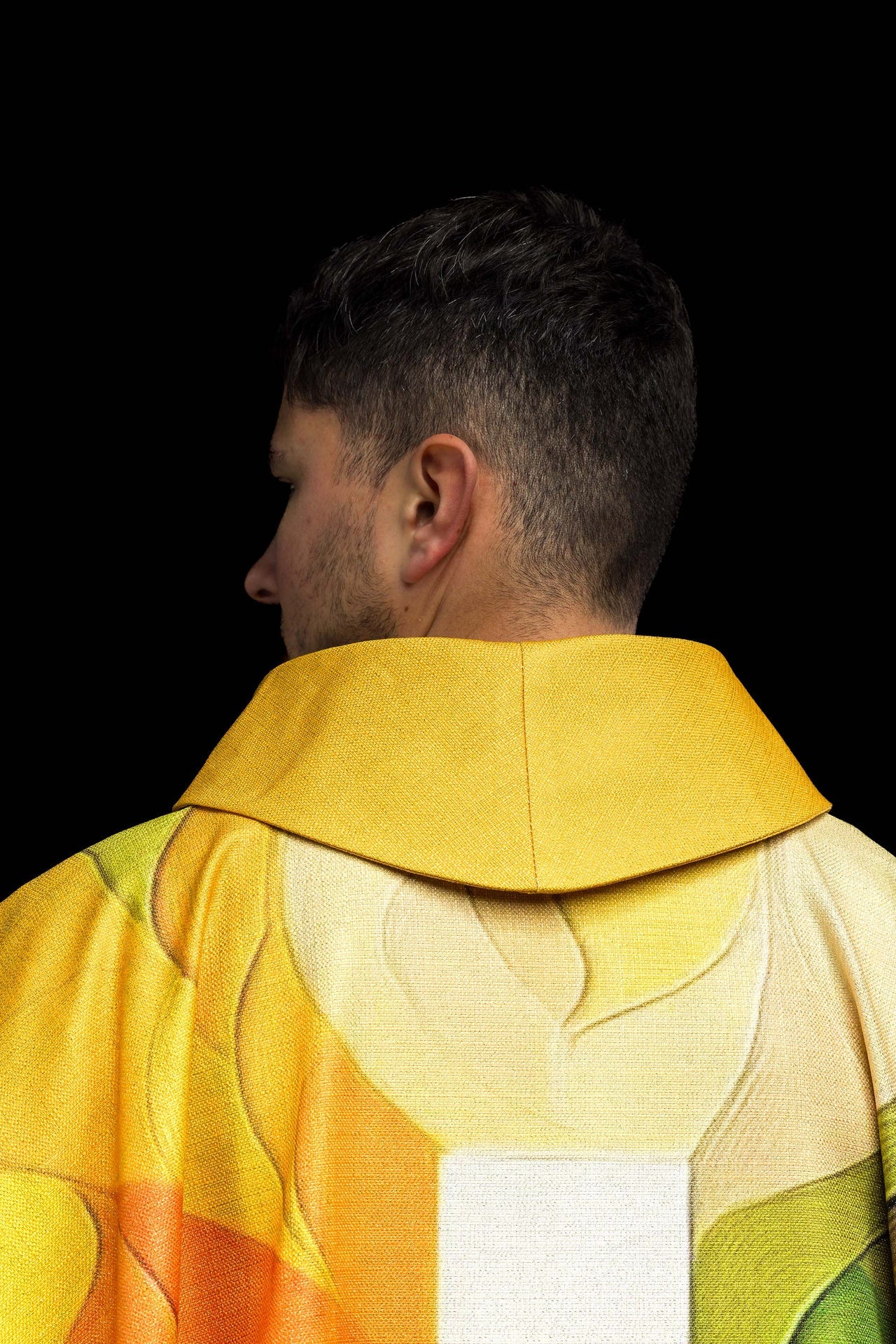 Casulla estampada multicolor con motivo de cruz