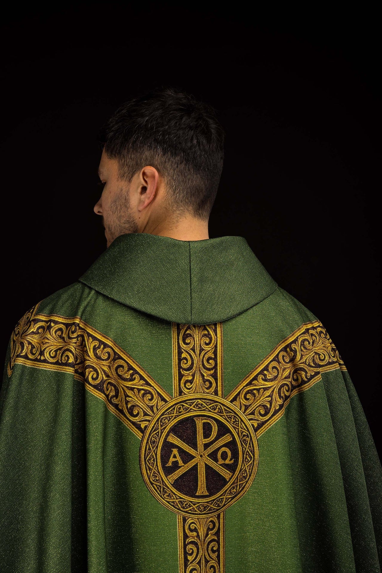 Casulla estampada “Pax” verde con ricos adornos dorados