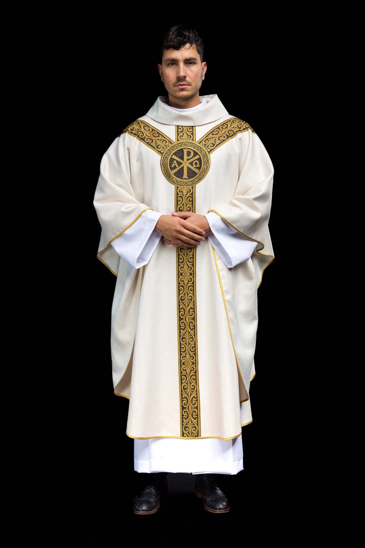 Casulla estampada Pax Ecru con rica decoración dorada