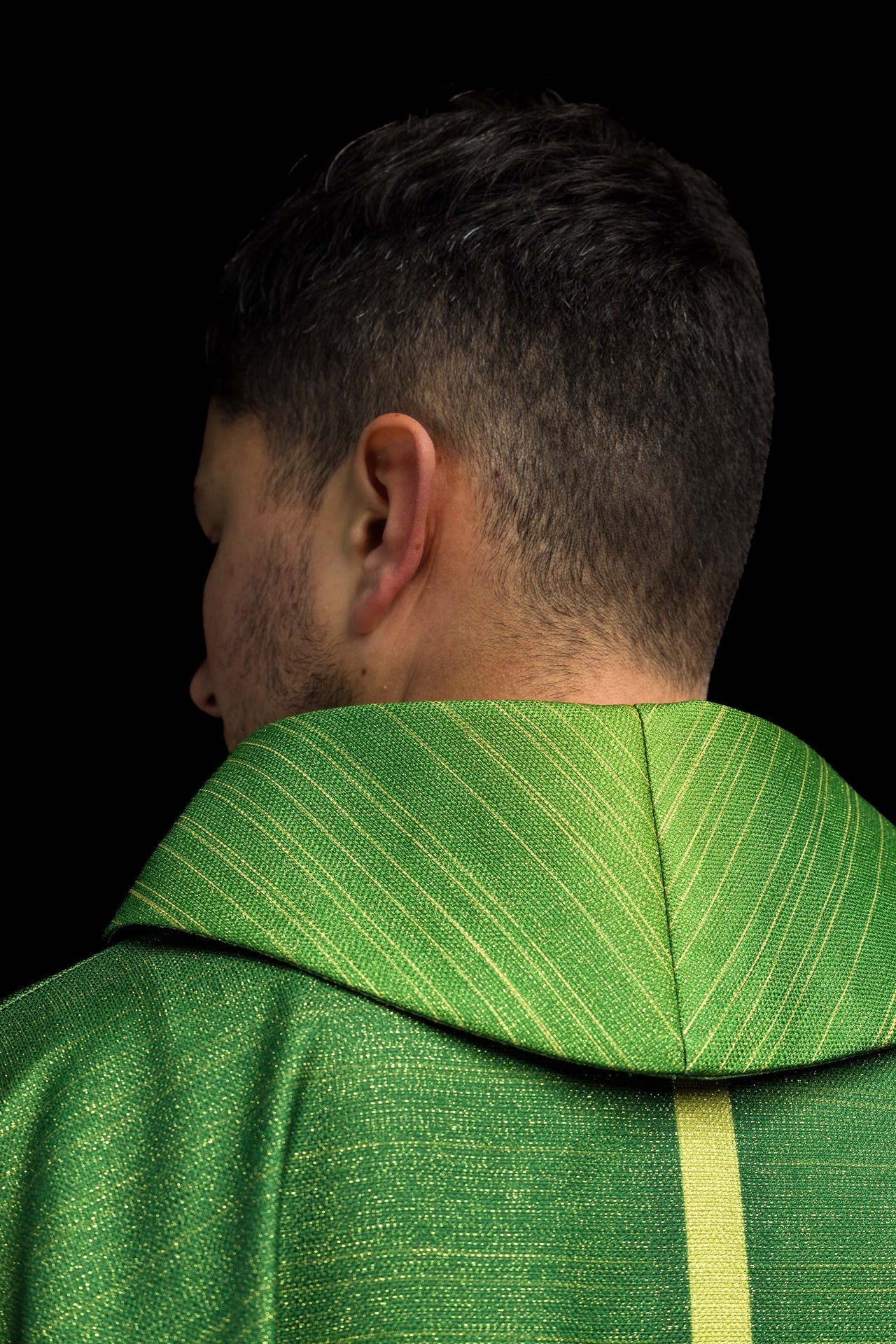 Casulla estampada verde con motivo de cruz