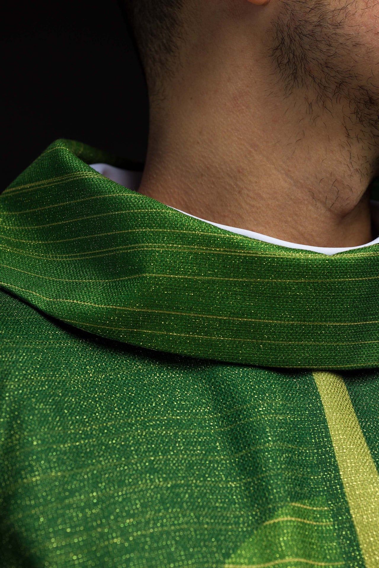 Casulla estampada verde con motivo de cruz