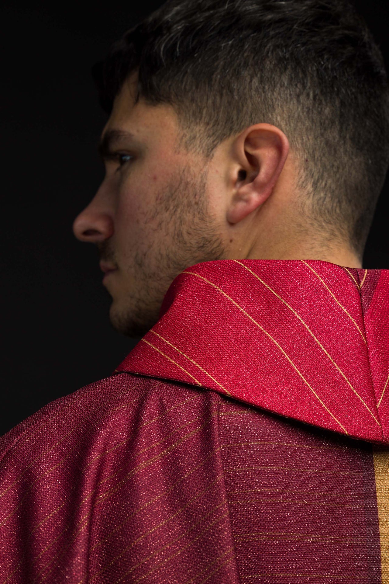 Casulla estampada roja con motivo de cruz