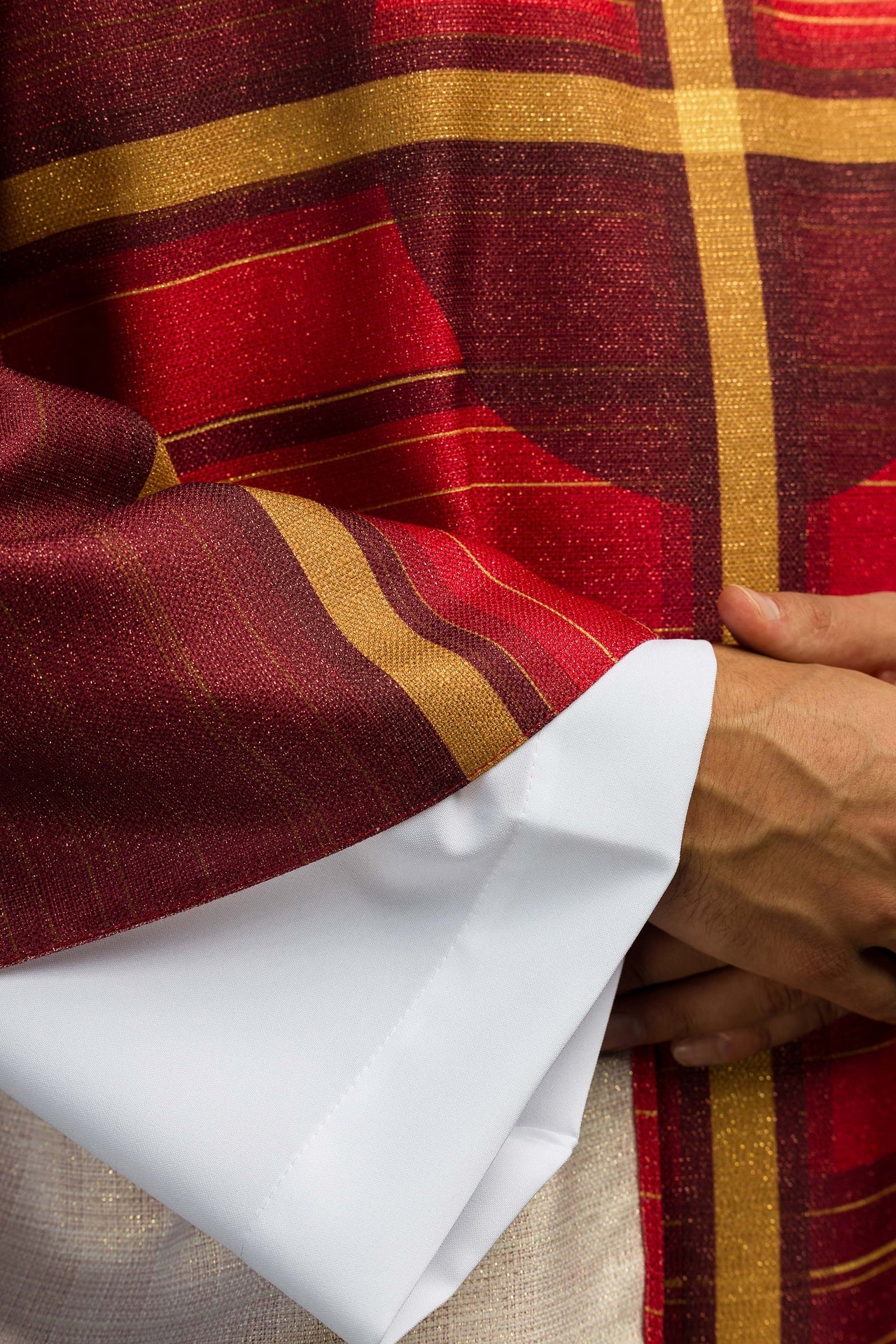 Casulla estampada roja con motivo de cruz