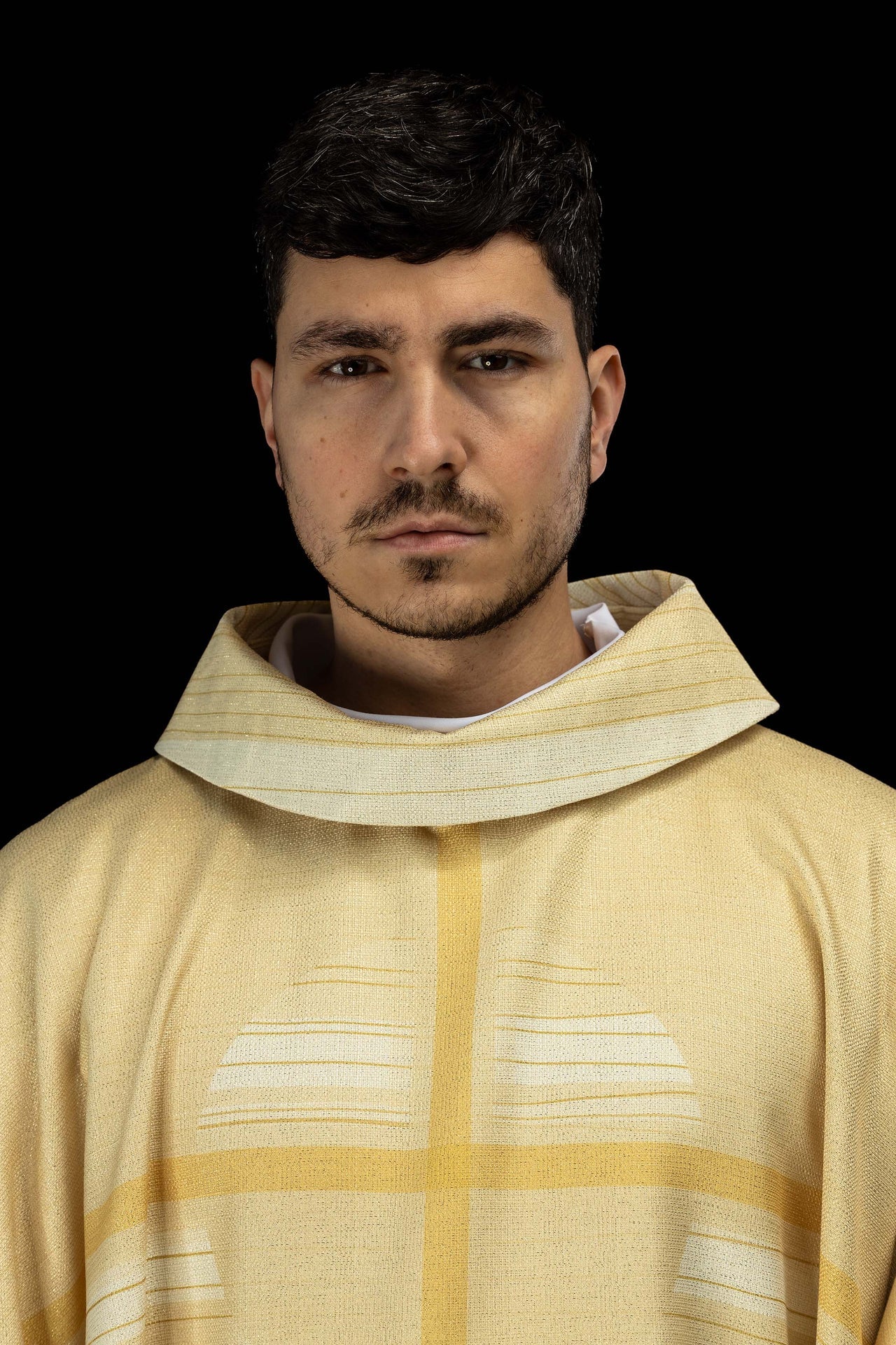 Ornat drukowany ecru z motywem krzyża - ORNATY.PL