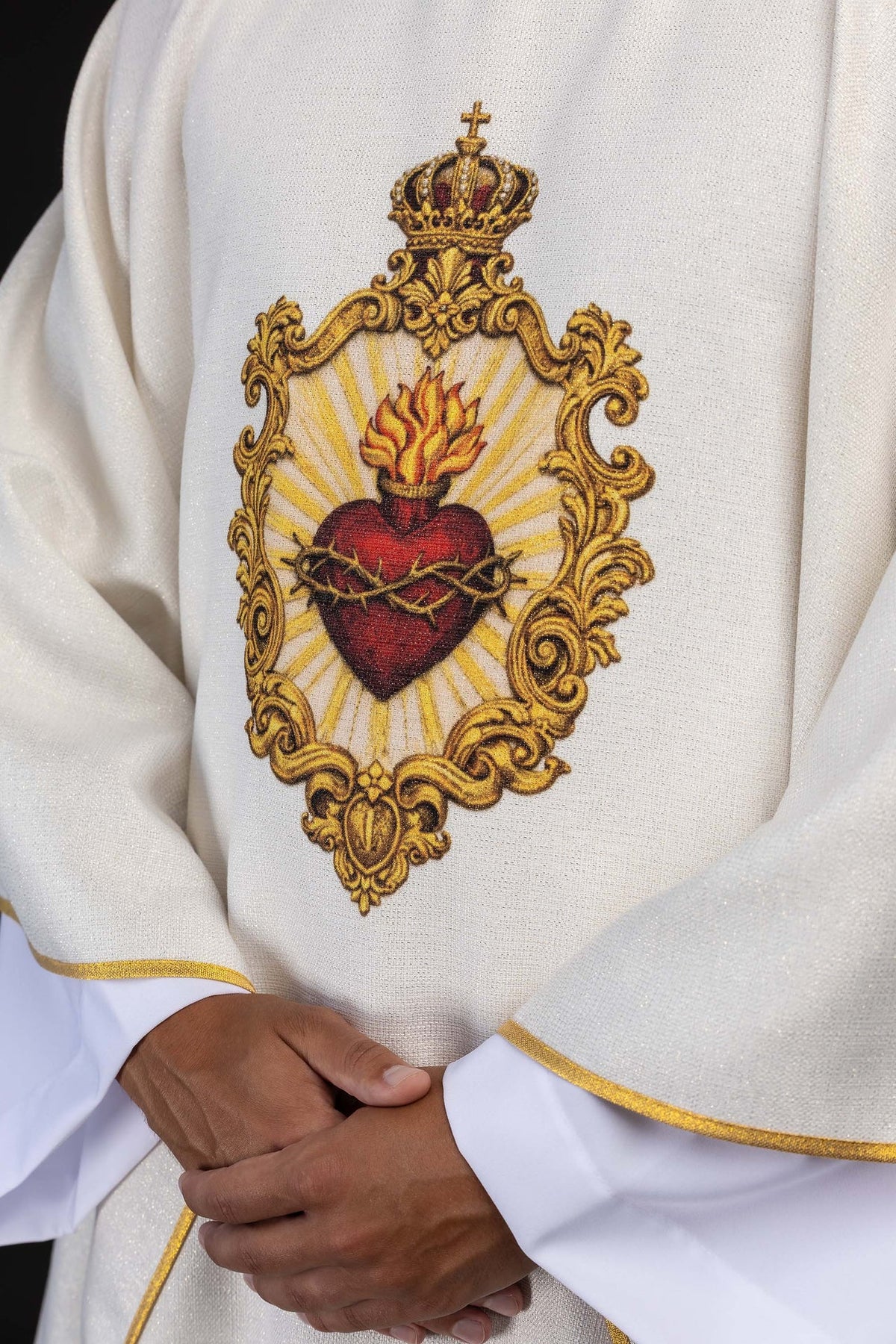 Casulla estampada con motivo del Sagrado Corazón de Jesús, marfil